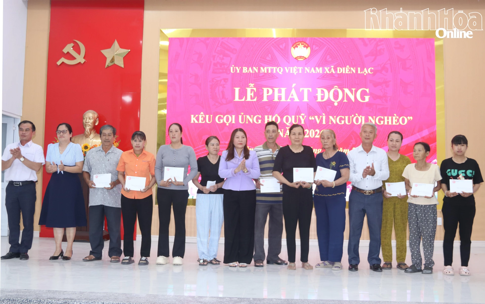 Lãnh đạo xã tặng quà cho người dân mắc bệnh hiểm nghèo trên địa bàn xã.