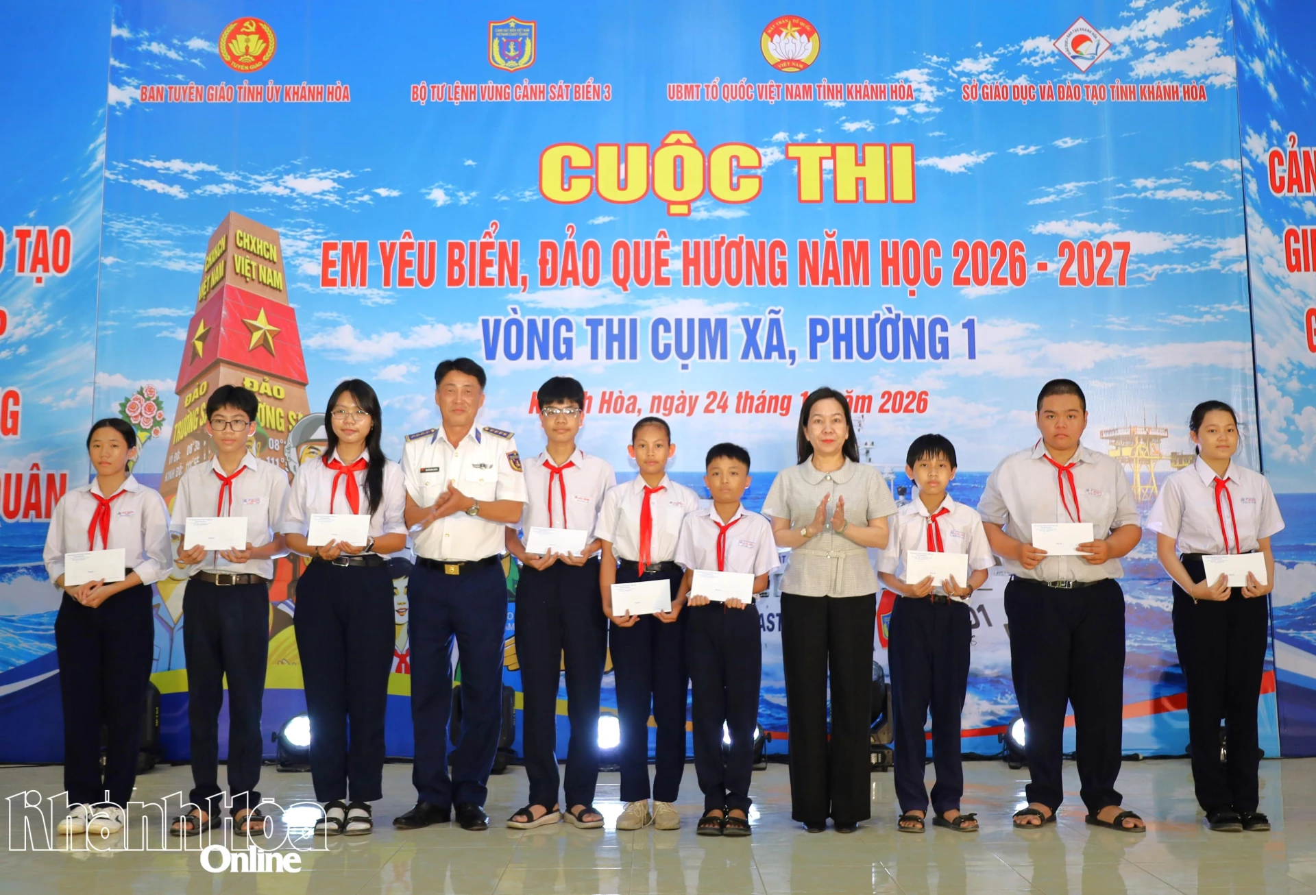 Đồng chí Hà Hồng Hạnh và Đại tá Nguyễn Hồng Chuyên trao học bổng cho các em học sinh.
