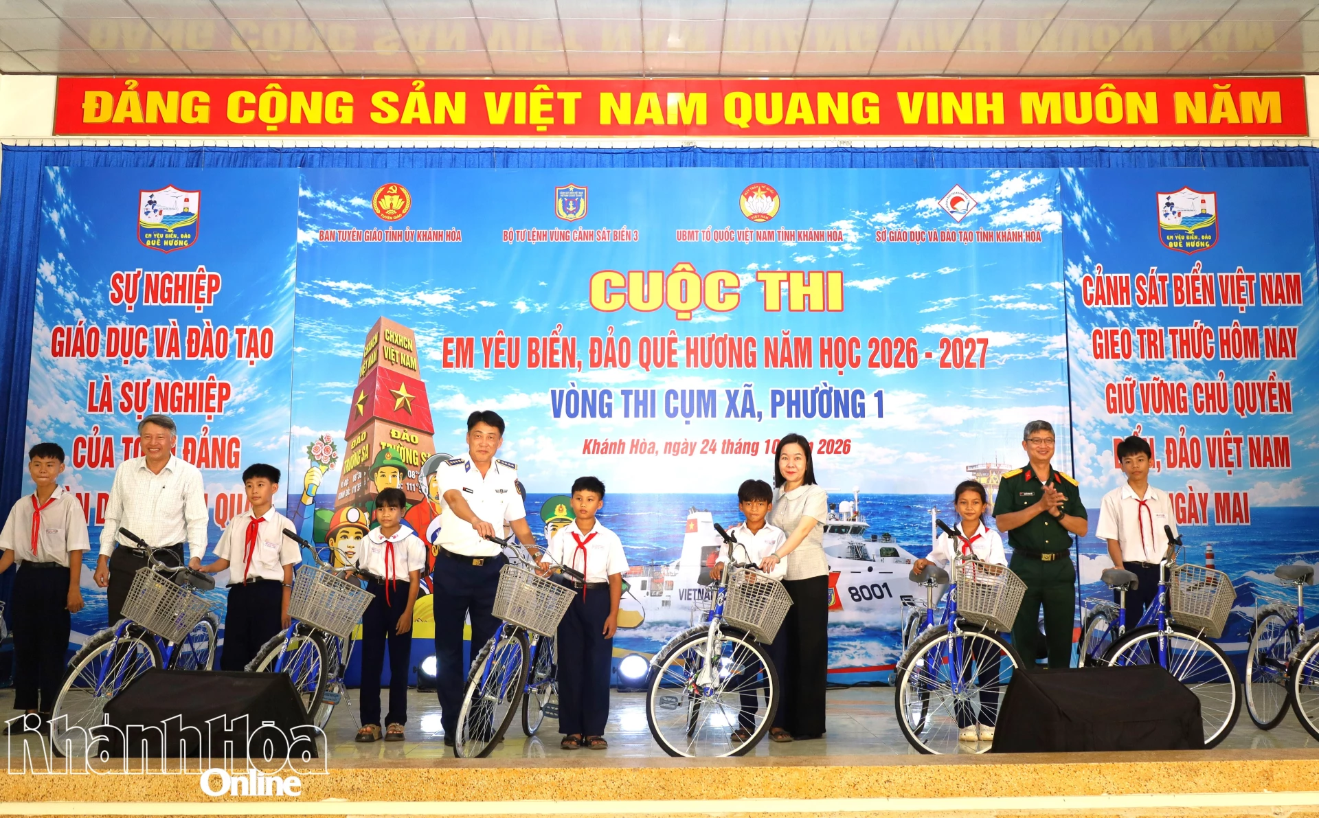 Ban tổ chức trao tặng xe đạp cho các em học sinh.