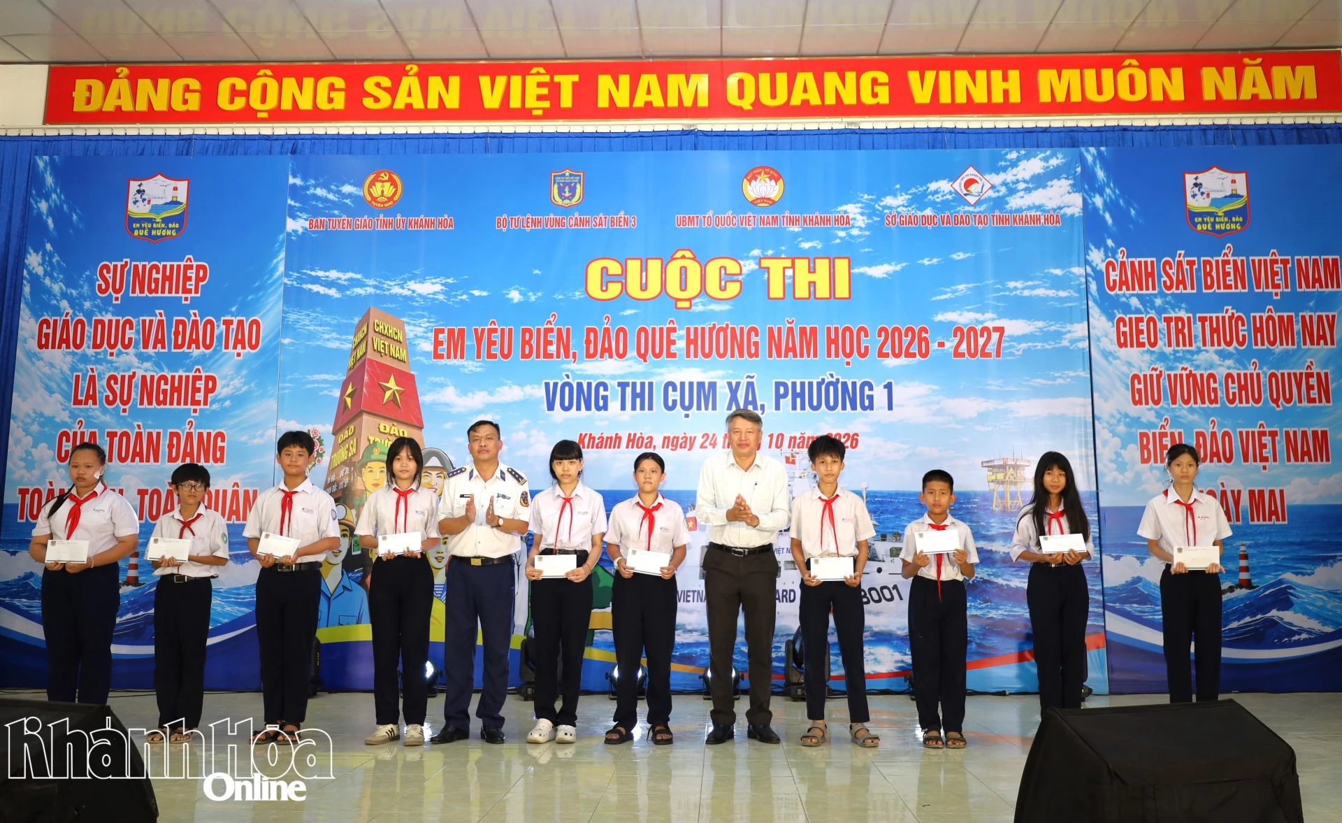 Ban tổ chức trao tặng học bỗng cho các em học sinh.