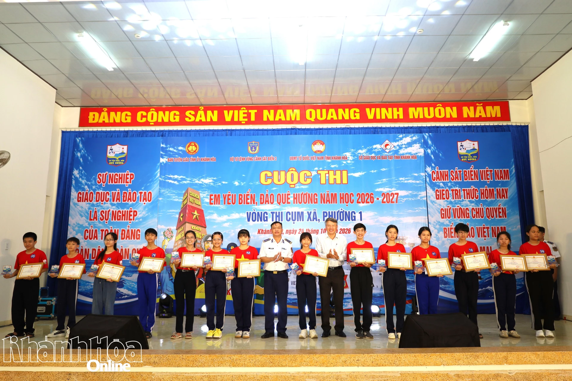 Ban tổ chức trao giải khuyến khích cho các thí sinh.