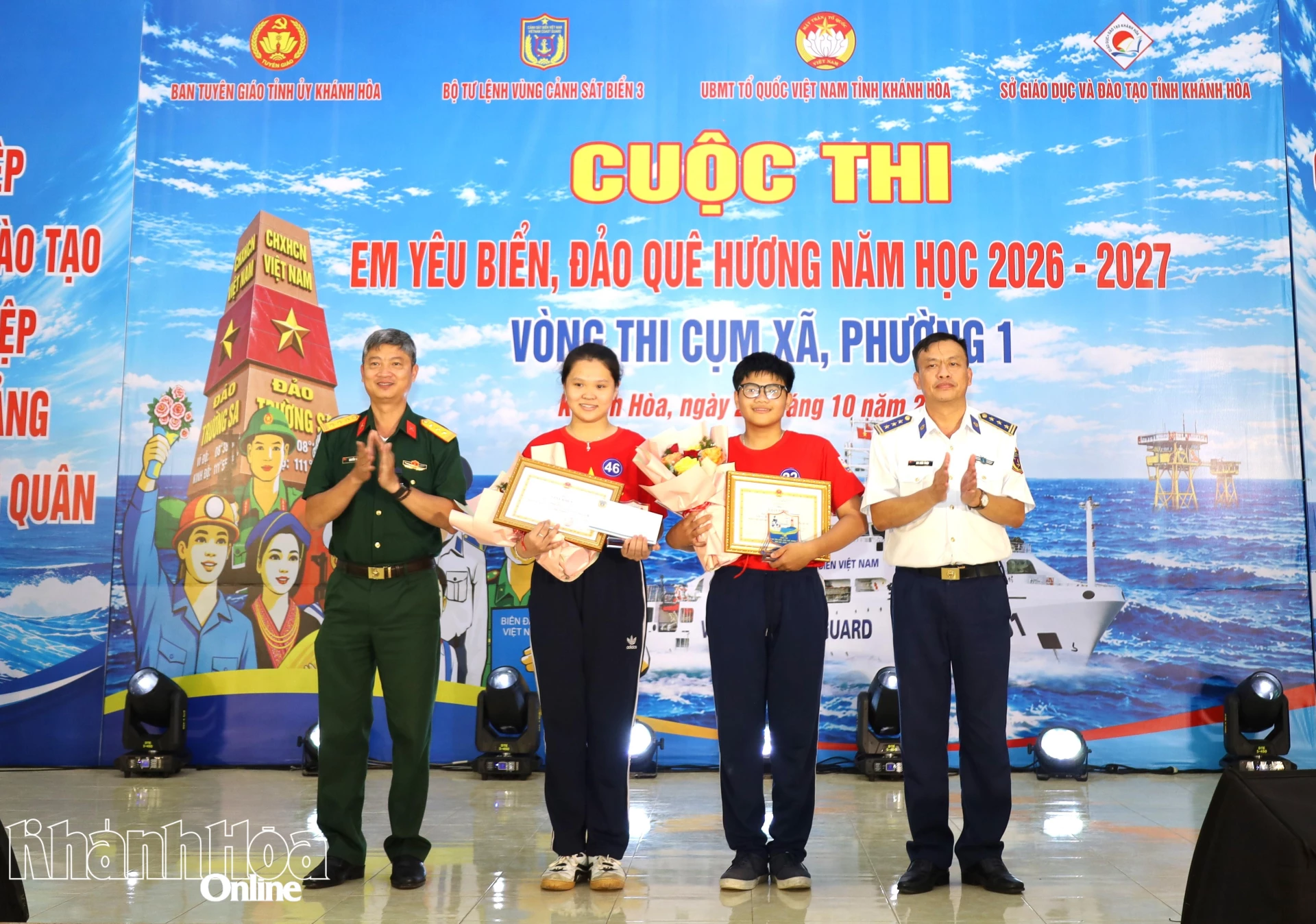 Ban tổ chức trao giải ba cho các thí sinh.