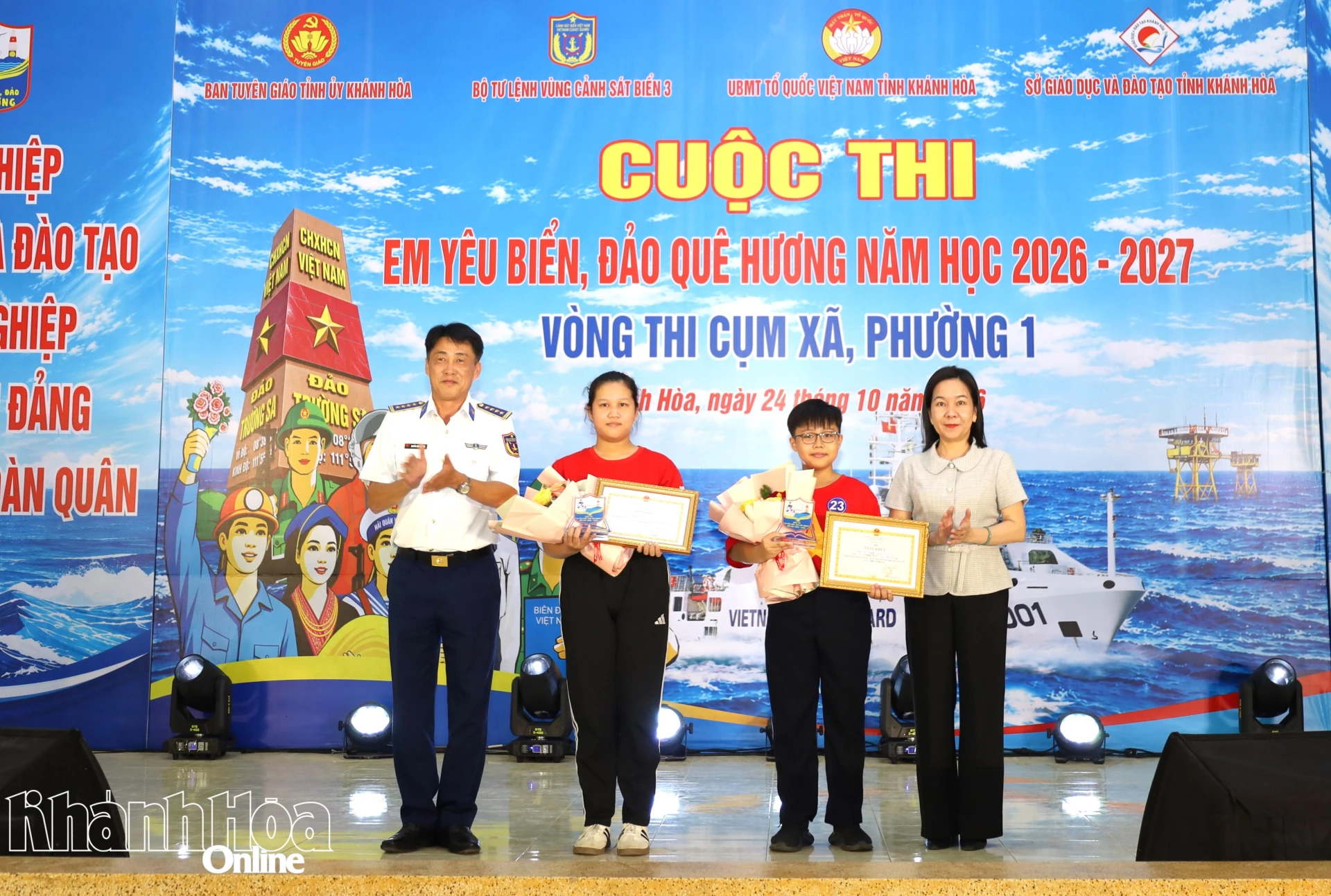 Ban tổ chức trao giải nhì cho các thí sinh.
