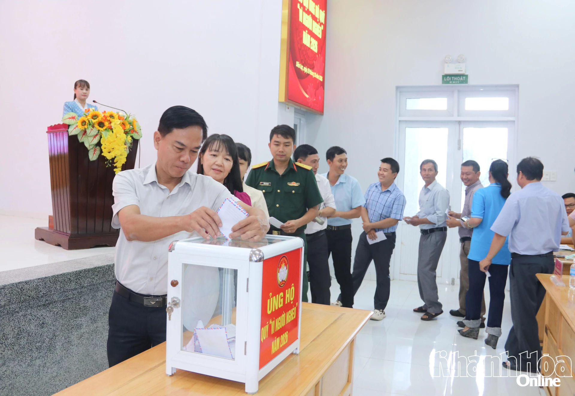 Các cá nhân, đơn vị ủng hộ Quỹ Vì người nghèo tại lễ phát động.