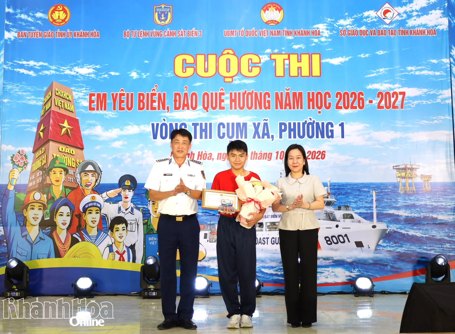 Đồng chí Hà Hồng Hạnh và Đại tá Nguyễn Hồng Chuyên trao giải nhất cho thí sinh.
