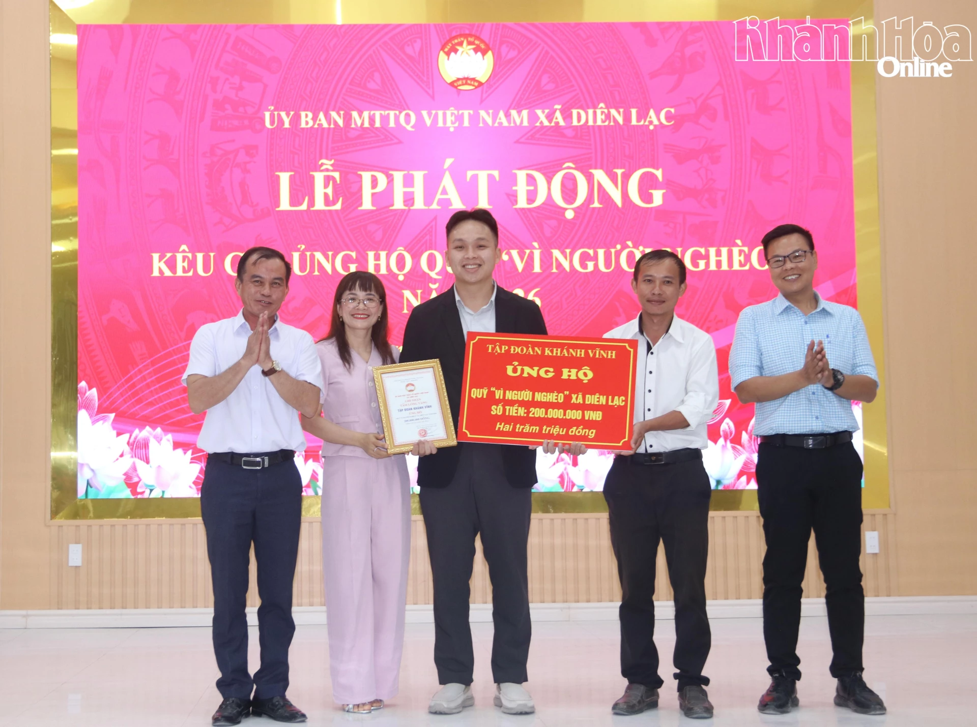 Ủy ban MTTQ Việt Nam xã tiếp nhận tiền ủng hộ và trao thư ghi nhận tấm lòng vàng cho doanh nghiệp ủng hộ Quỹ Vì người nghèo.
