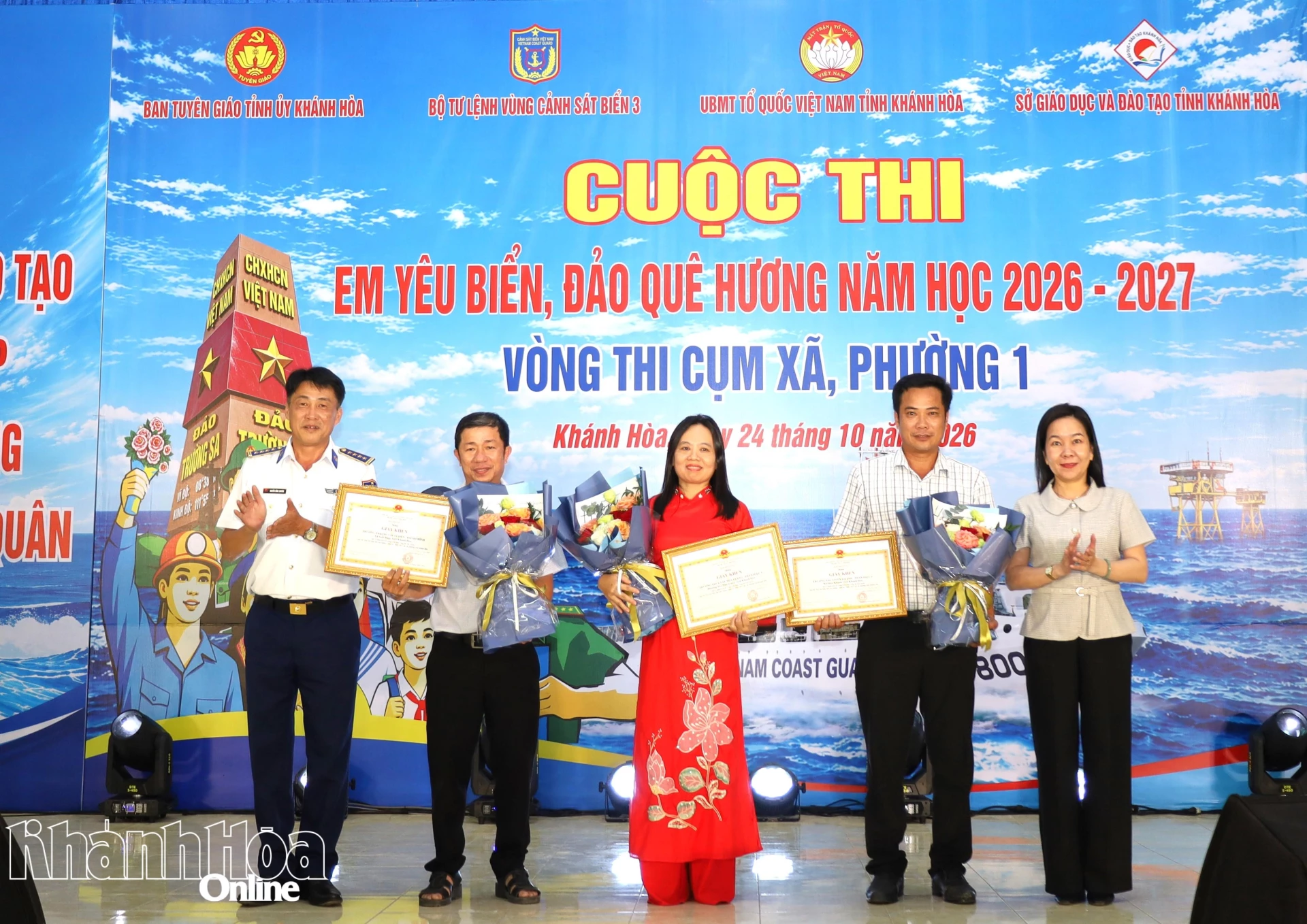 Ban tổ chức trao trao thưởng cho các đơn vị trường học có thành tích xuất sắc trong vòng thi trực tuyến.