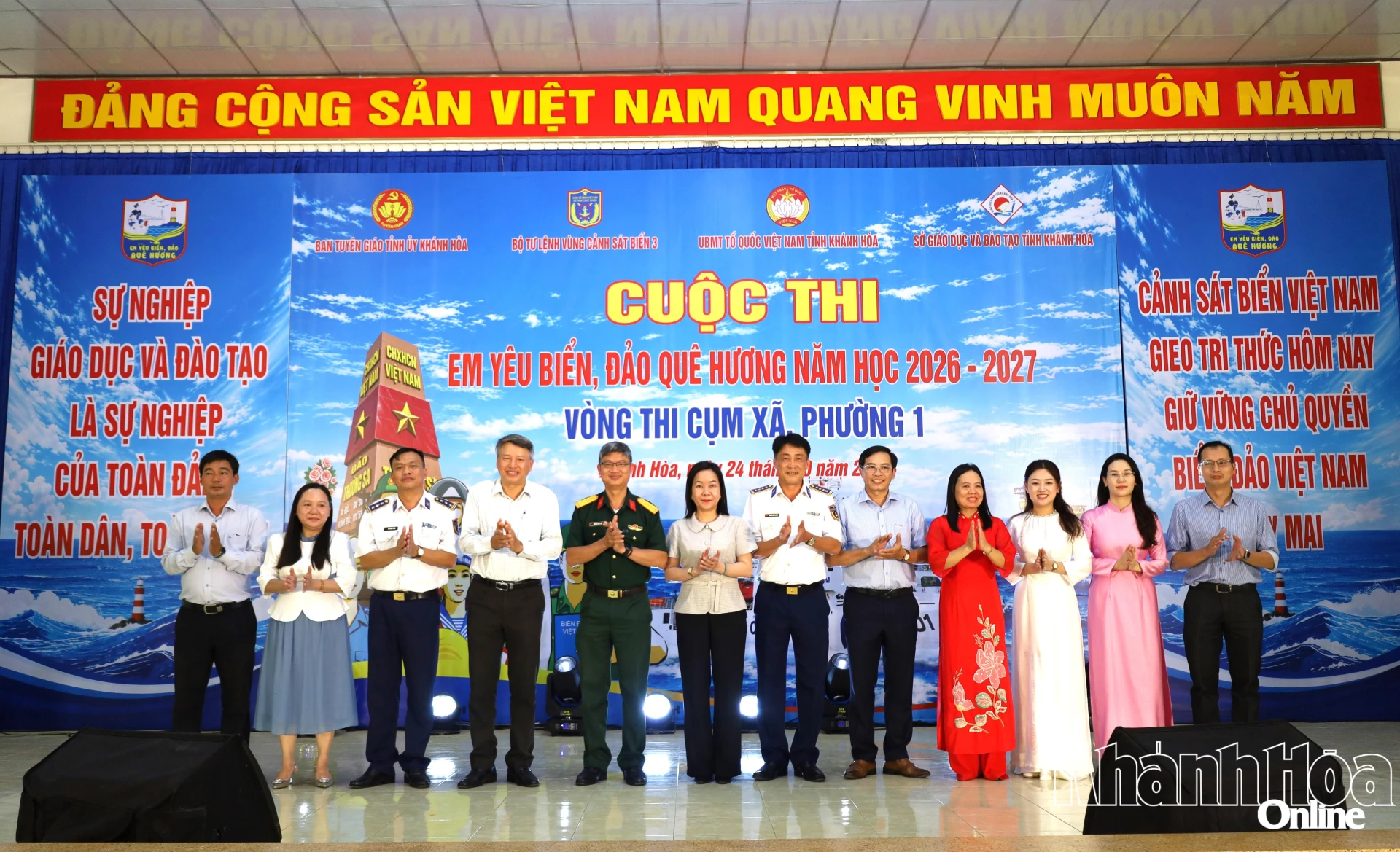 Đại biểu các cơ quan, đơn vị chụp hình lưu niệm tại buổi khai mạc.
