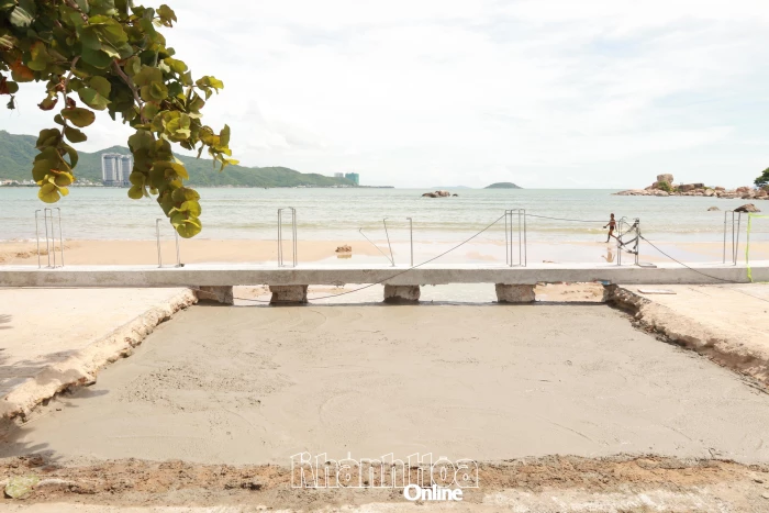 Phường Bắc Nha Trang hạ độ cao đoạn vỉa hè đường Phạm Văn Đồng để thi công xử lý ngập khi mưa