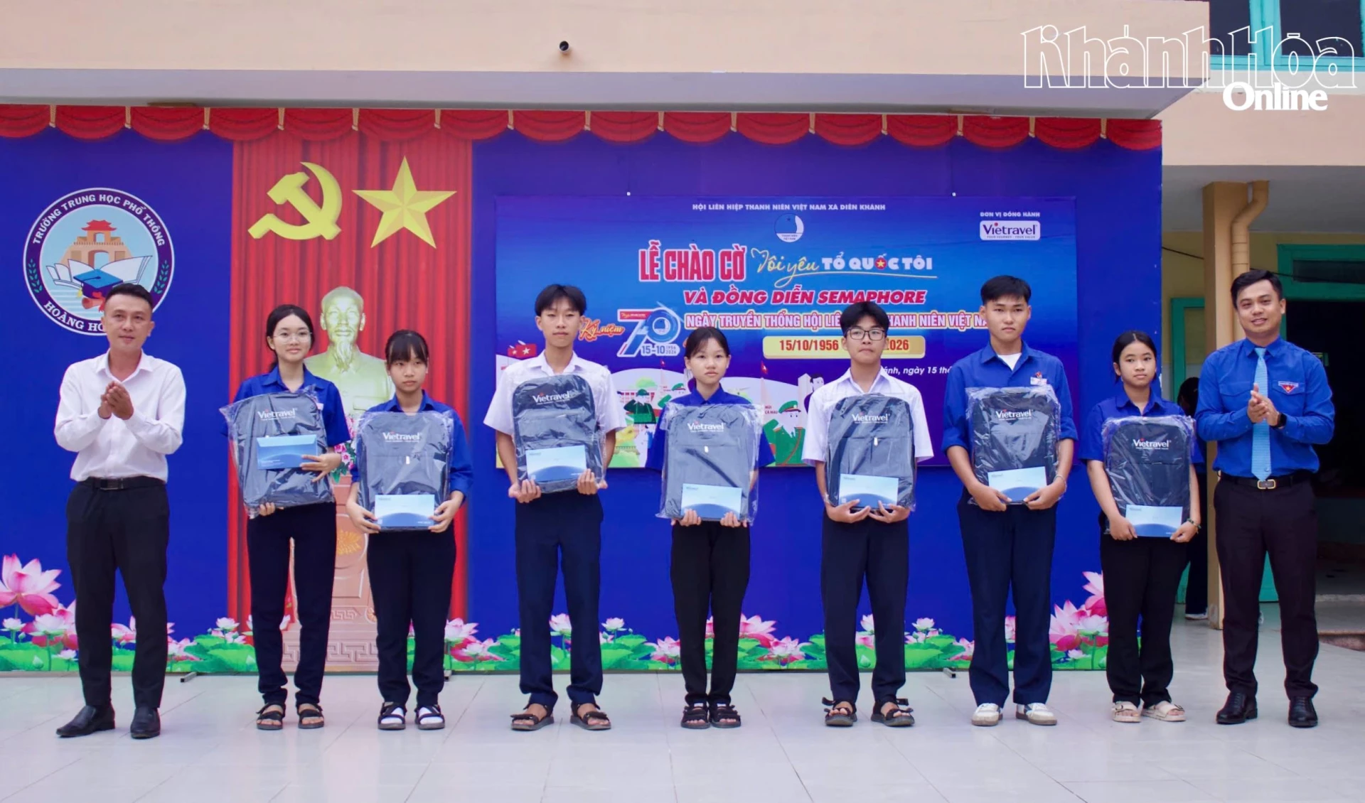 Hội Liên hiệp Thanh niên Việt Nam xã Diên Khánh cùng đơn vị tài trợ trao học bổng cho học sinh.