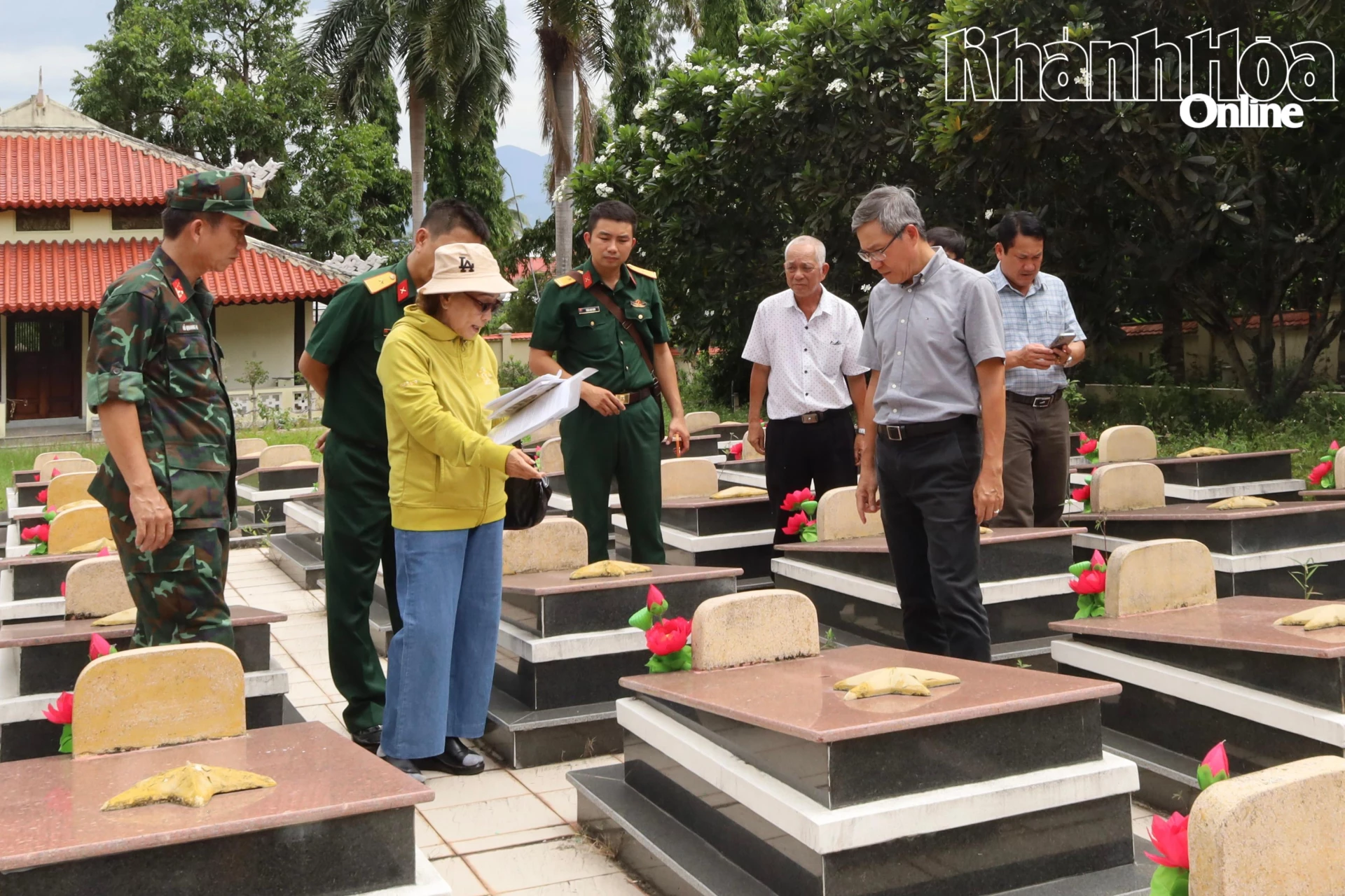 Bà Huỳnh Thị Đông Liên xác định vị trí các mộ liệt sĩ mà bà đã tham gia quy tập từ khu vực nhà lao Thành Diên Khánh về Nghĩa trang liệt sĩ Diên Khánh.