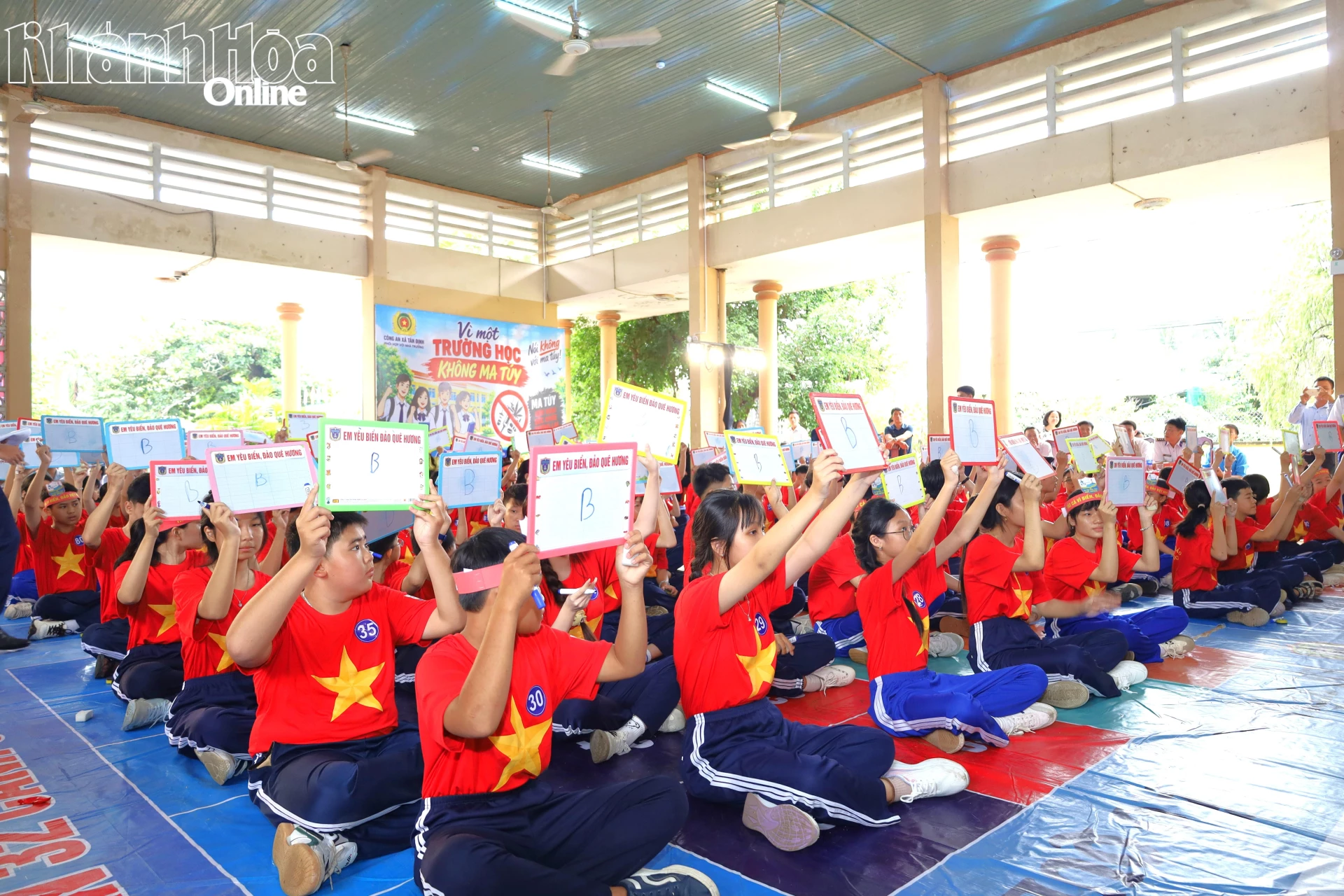 Các thí sinh trả lời câu hỏi phần thi Ra khơi.