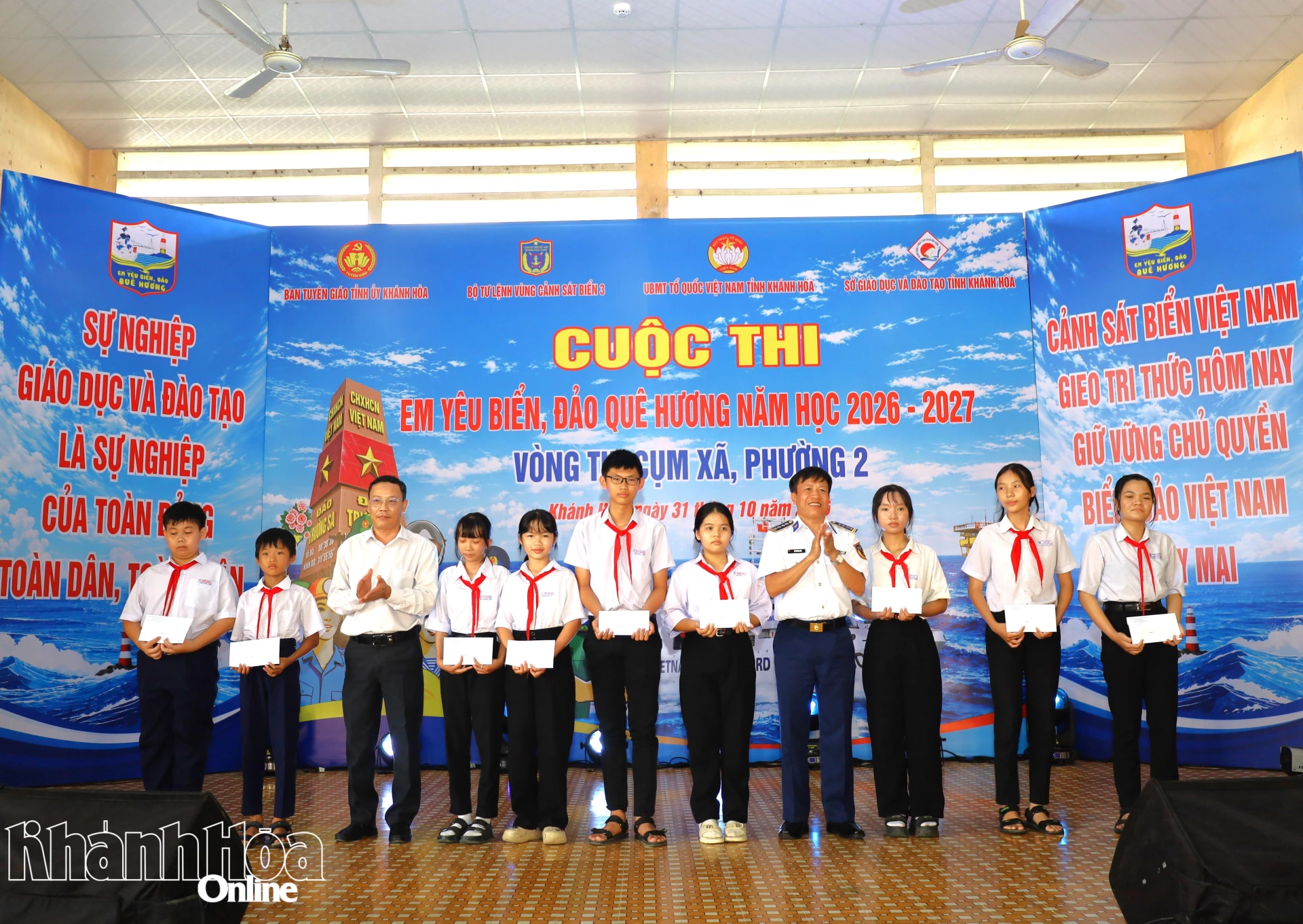 Đại diện các đơn vị trao học bổng cho các em học sinh.