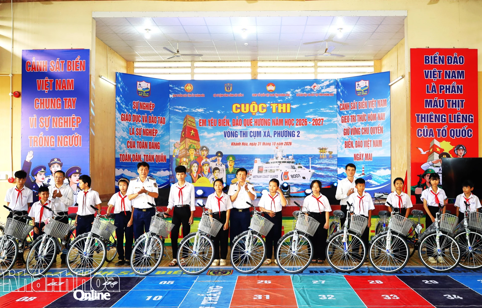 Ban tổ chức trao tặng xe đạp cho các em học sinh.