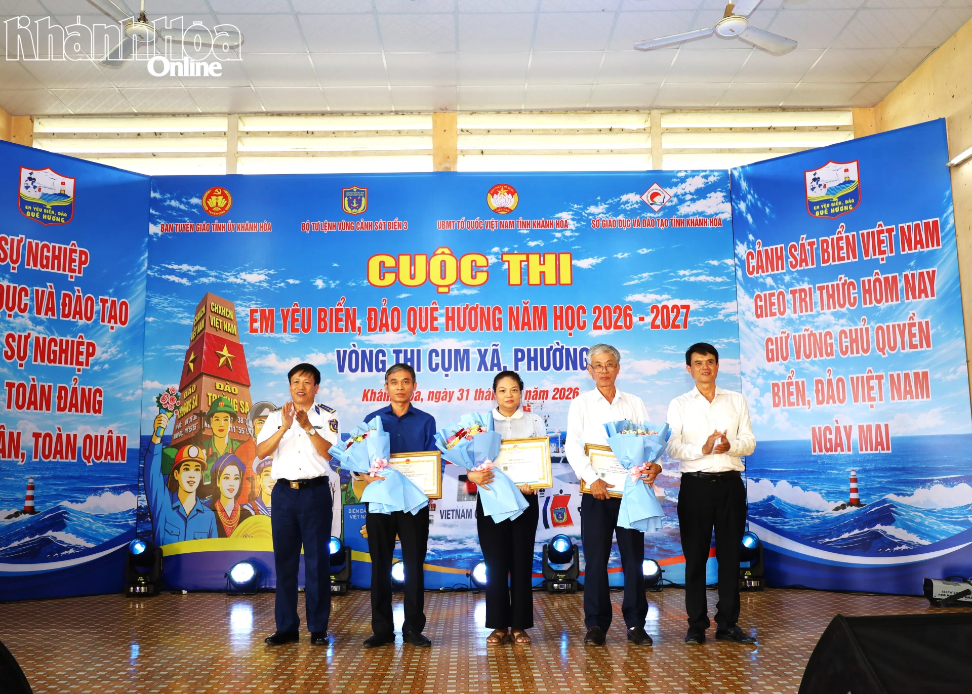 Ban tổ chức trao thưởng cho các trường học có thành tích xuất sắc trong vòng thi trực tuyến.