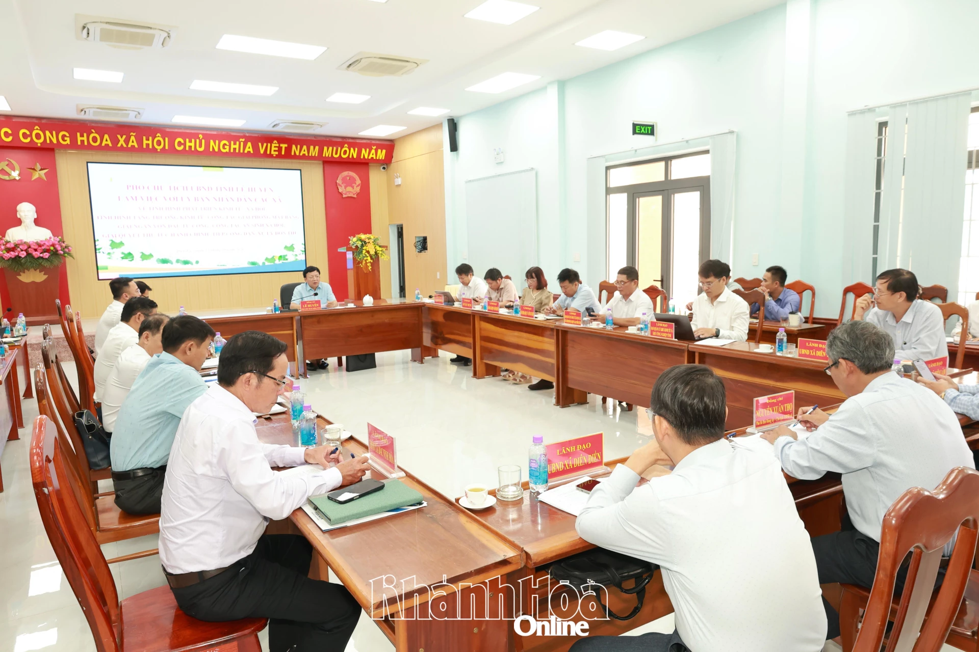 Quang cảnh buổi làm việc.