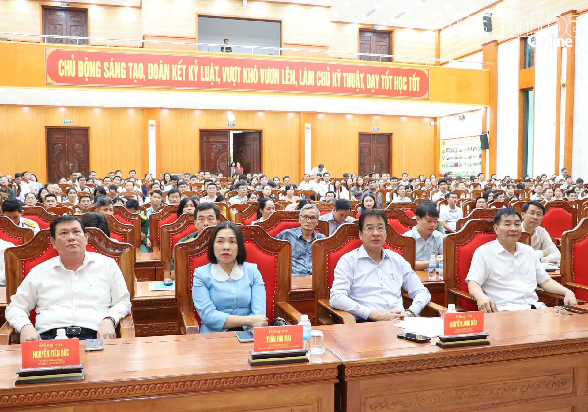 Các đồng chí: Nguyễn Tiến Đức - Ủy viên Ban Thường vụ Tỉnh ủy, Chủ nhiệm Ủy ban Kiểm tra Tỉnh ủy; Nguyễn Long Biên - Ủy viên Ban Thường vụ Tỉnh ủy, Phó Chủ tịch Thường trực UBND tỉnh; Trần Thu Mai - Ủy viên Ban Thường vụ Tỉnh ủy, Phó Chủ tịch Thường trực Ủy ban MTTQ Việt Nam tỉnh và các đại biểu tham dự buổi lễ.