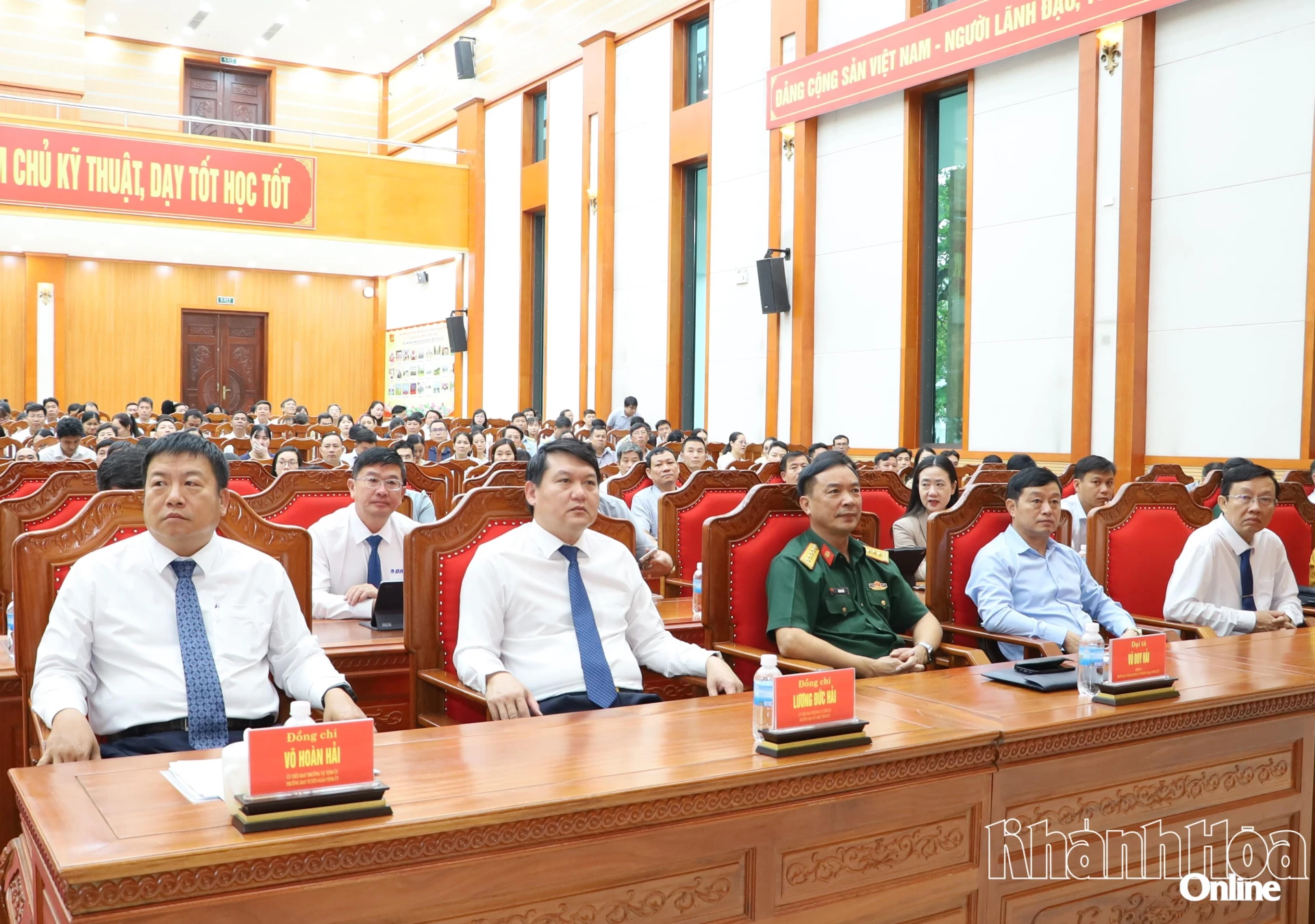 Đồng chí Võ Hoàn Hải - Ủy viên Ban Thường vụ Tỉnh ủy, Trưởng ban Tuyên giáo Tỉnh ủy; Đồng chí Lương Đức Hải - Ủy viên Ban  Thường vụ Tỉnh ủy, Trưởng Ban Tổ chức Tỉnh ủy và các đại biểu tham dự buổi lễ.