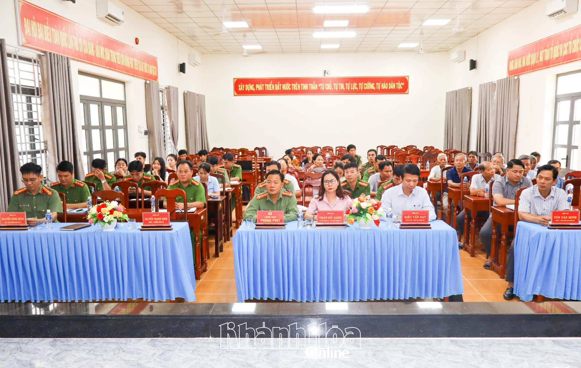 Các đại biểu tham dự hội nghị.