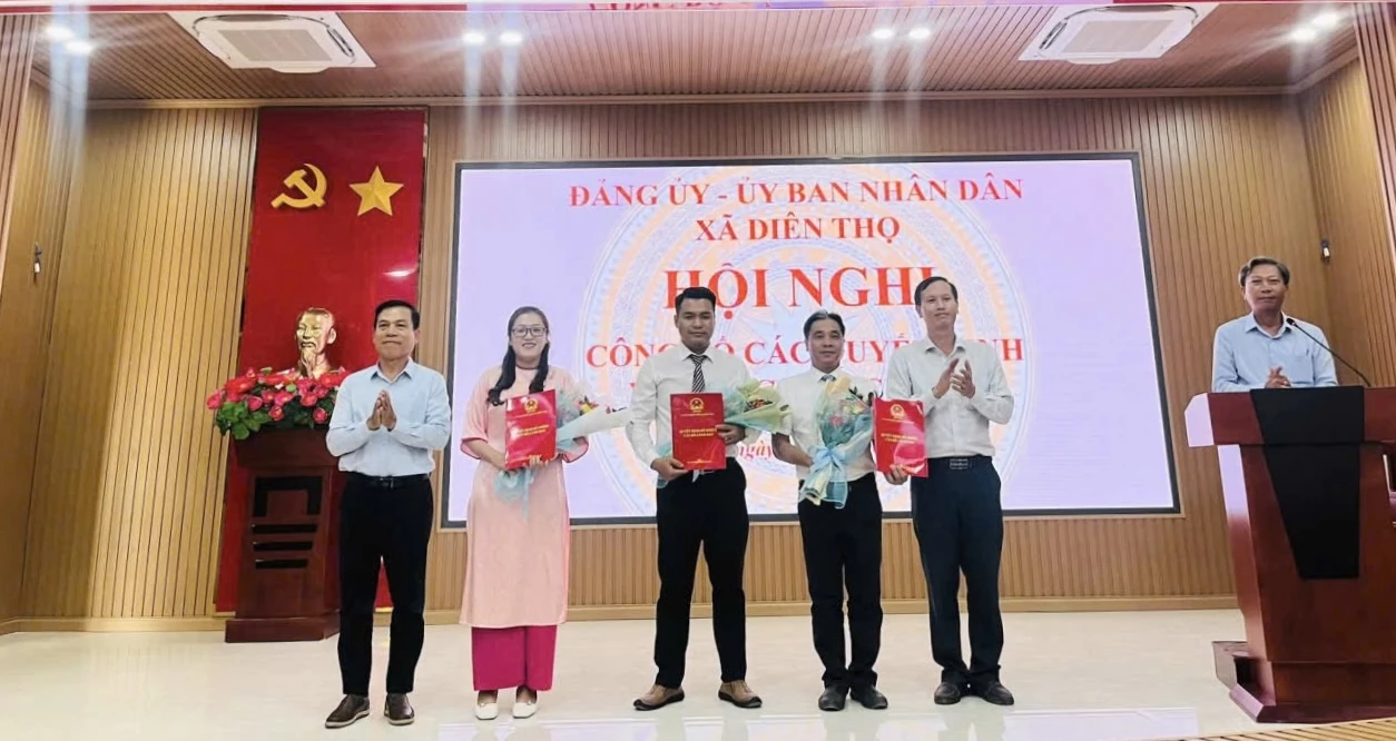 Lãnh đạo Đảng uỷ, UBND xã Diên Thọ trao quyết định và tặng hoa chúc mừng các cán bộ được bổ nhiệm.