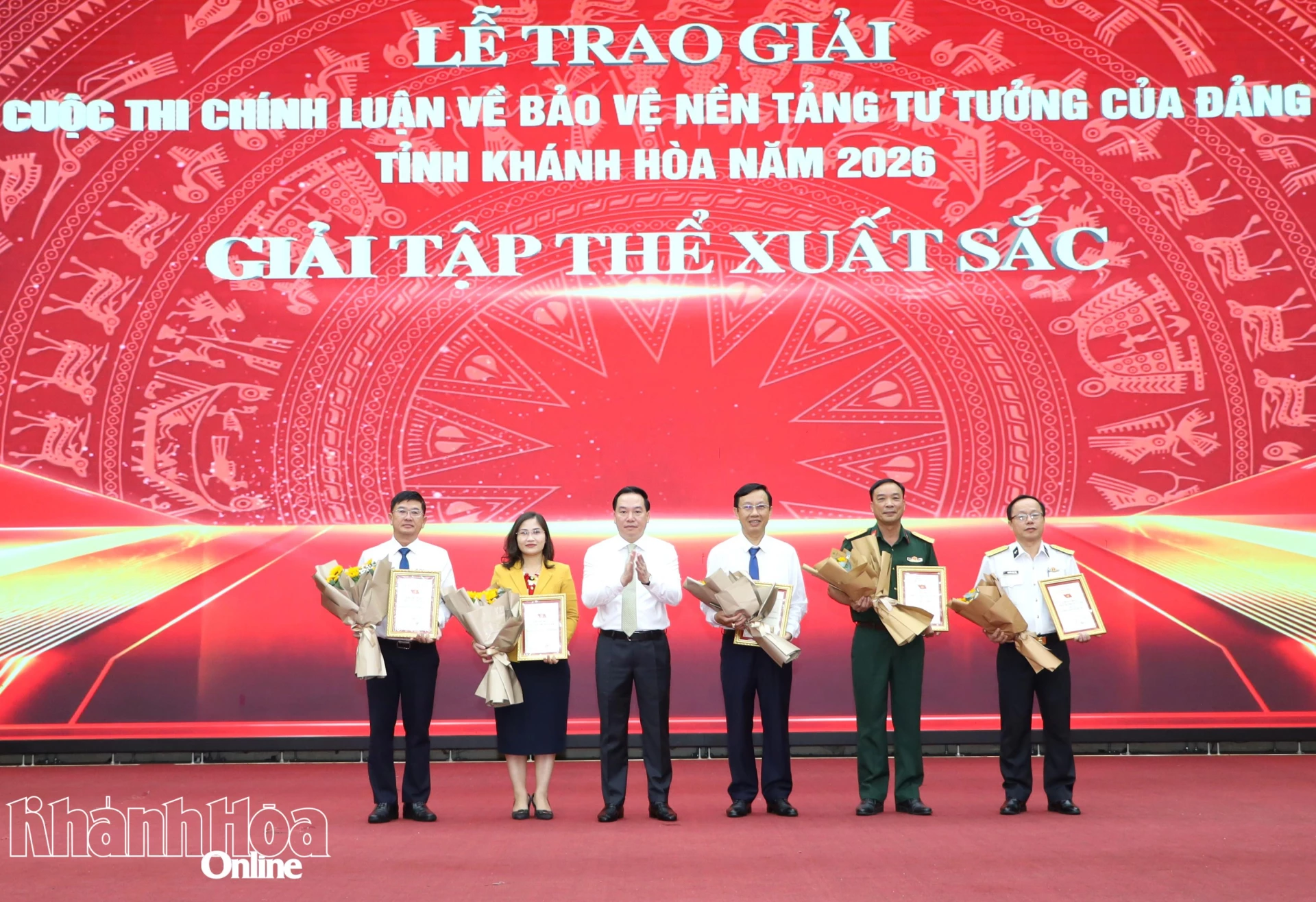 Đồng chí Hồ Xuân Trường khen thưởng cho 5 tập thể xuất sắc trong triển khai Cuộc thi chính luận về bảo vệ nền tảng tư tưởng của Đảng tỉnh Khánh Hòa năm 2026.