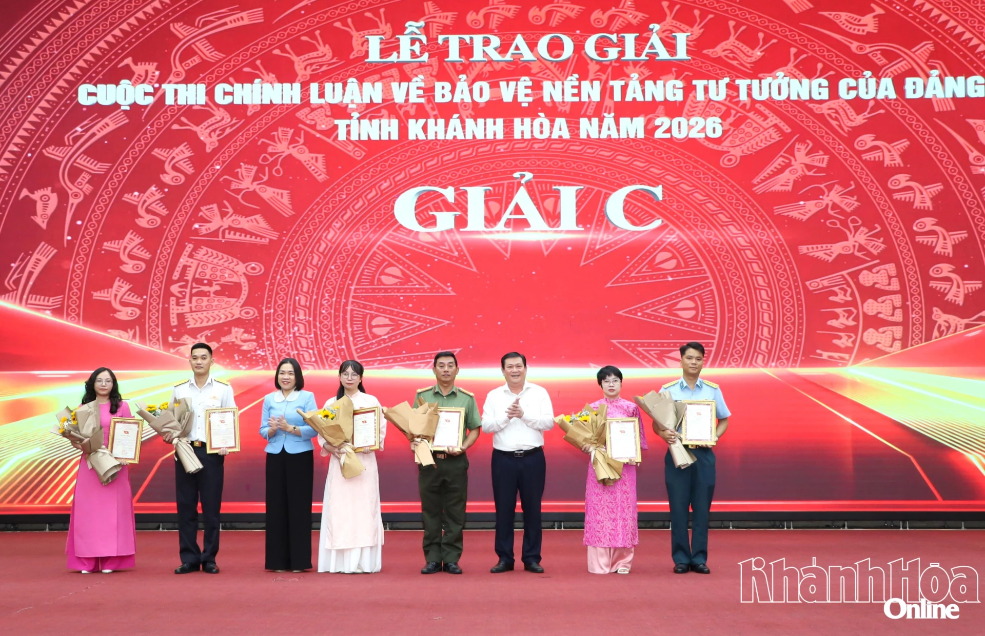 Các đồng chí: Nguyễn Tiến Đức, Trần Thu Mai trao 6 giải C cho các tác giả, nhóm tác giả.