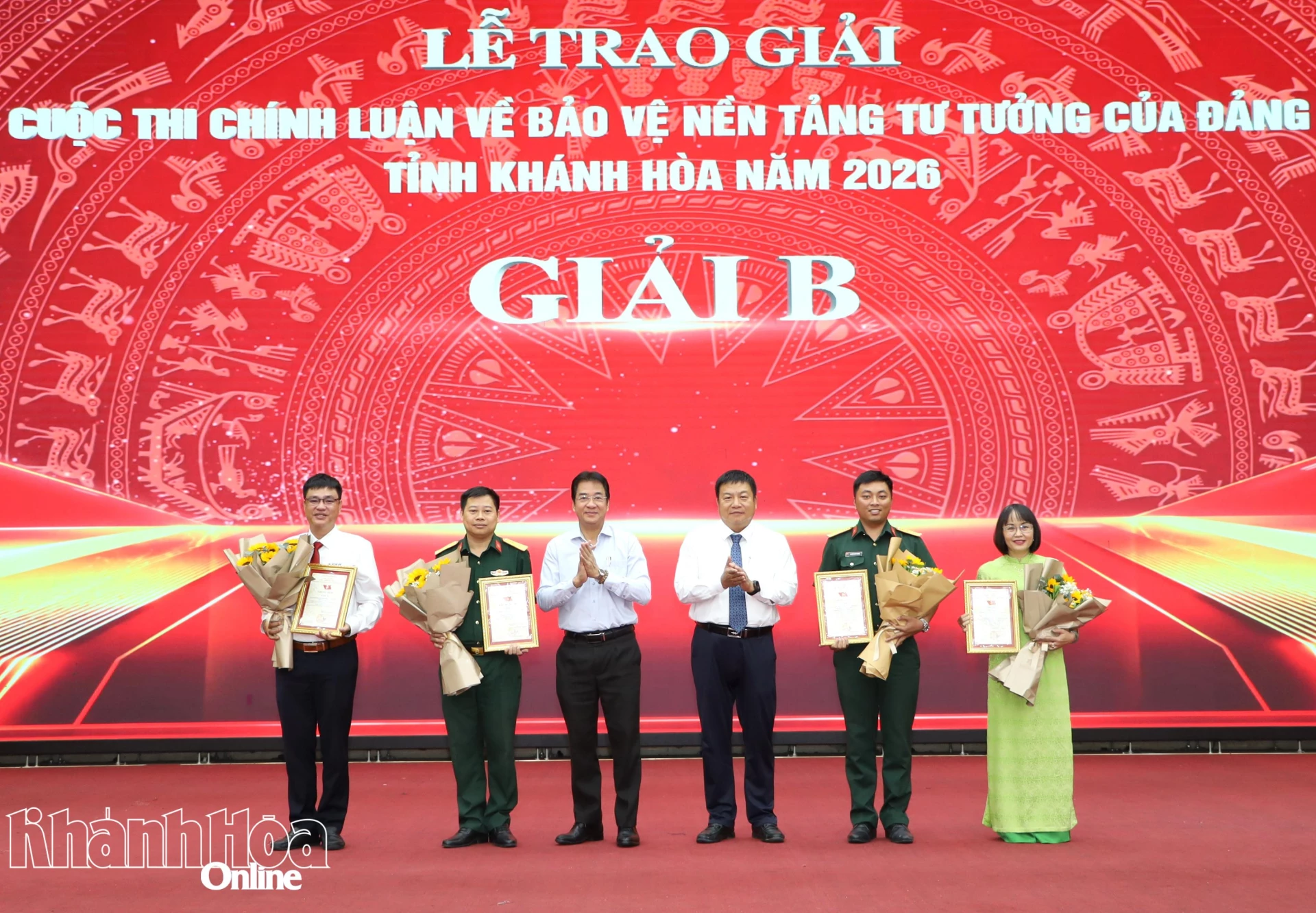Các đồng chí: Võ Hoàn Hải, Nguyễn Long Biên trao 4 giải B cho các tác giả, nhóm tác giả. 