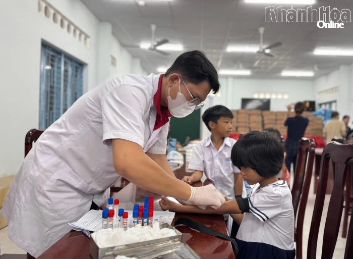 Khám sàng lọc bệnh lý huyết học, nội khoa cho hơn 110 người già, trẻ em