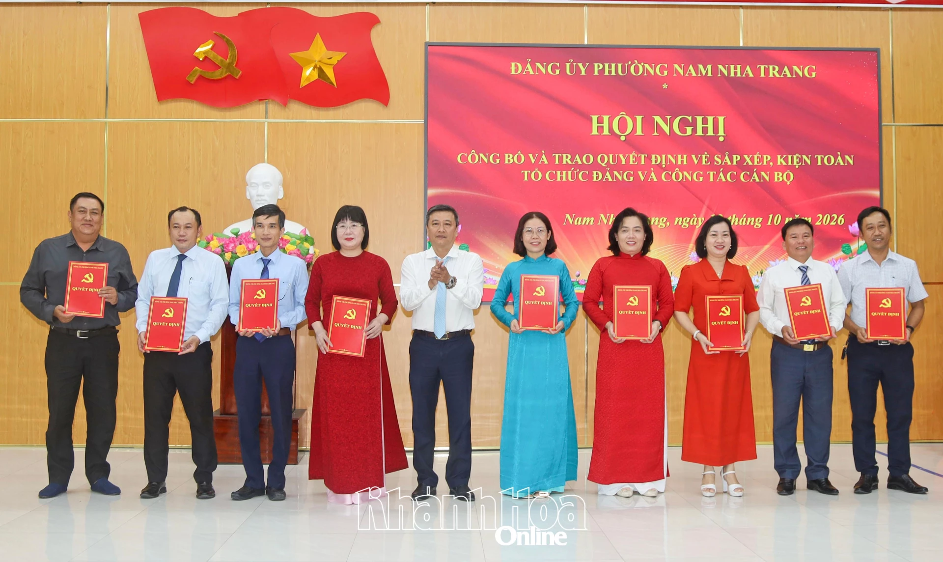 Ông Trần Nam Bình - Bí thư Đảng ủy, Chủ tịch HĐND phường trao quyết định thành lập 9 chi bộ.