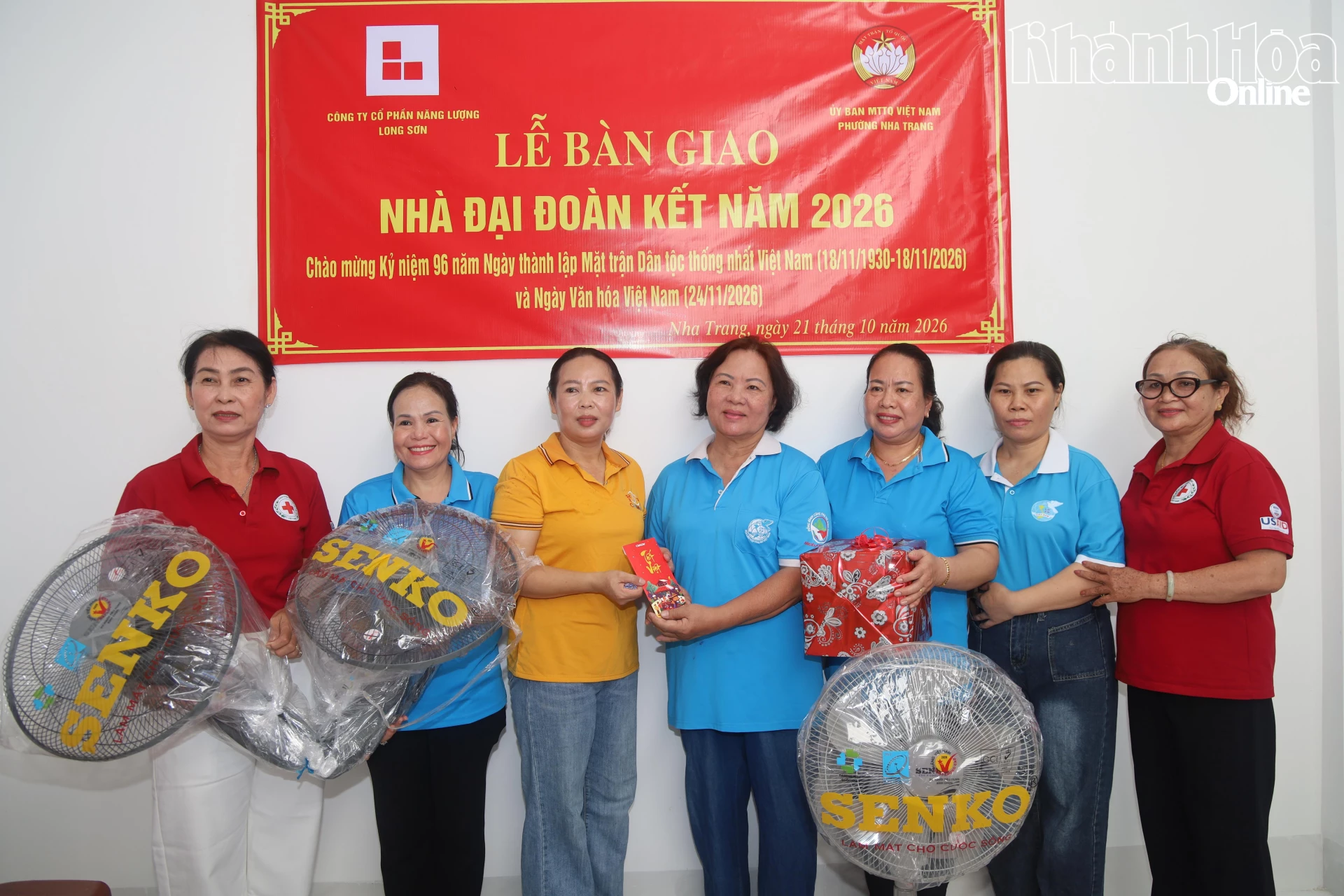 Các chi hội ở tổ dân phố tặng quà cho gia đình bà Tâm.