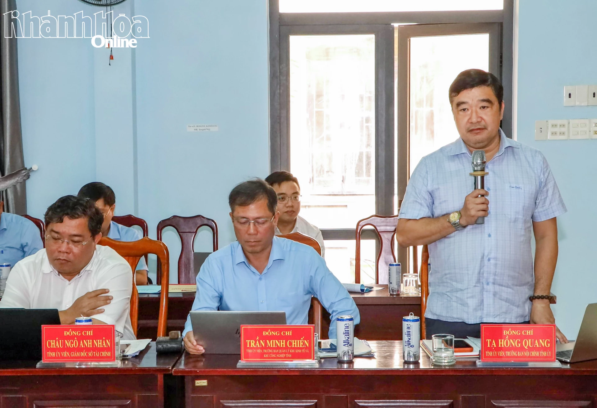 Đồng chí Tạ Hồng Quang - Trưởng Ban Nội chính Tỉnh ủy trao đổi một số nội dung tại buổi làm việc.