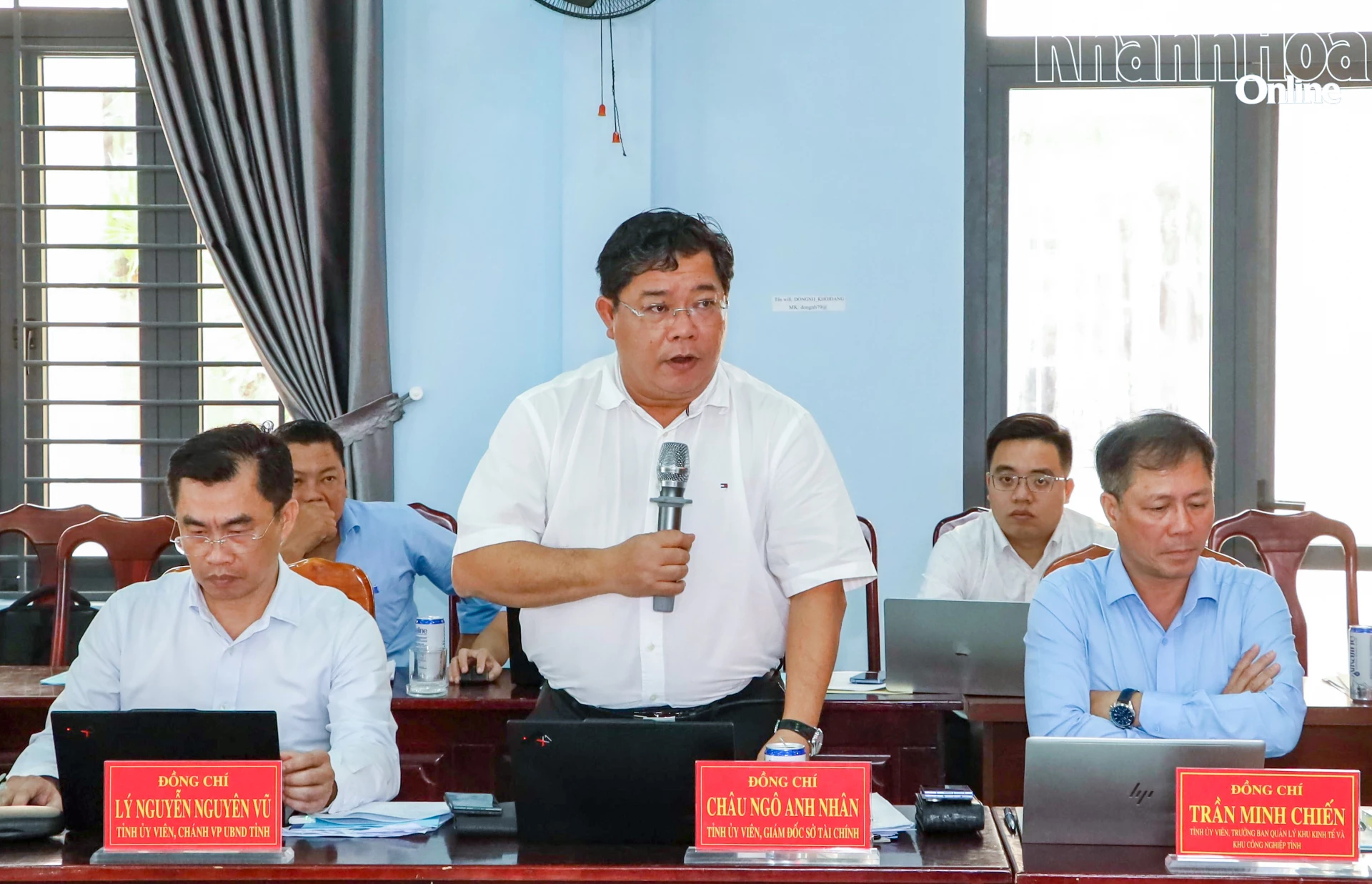 Ông Châu Ngô Anh Nhân - Giám đốc Sở Tài chính trao đổi một số nội dung tại buổi làm việc.