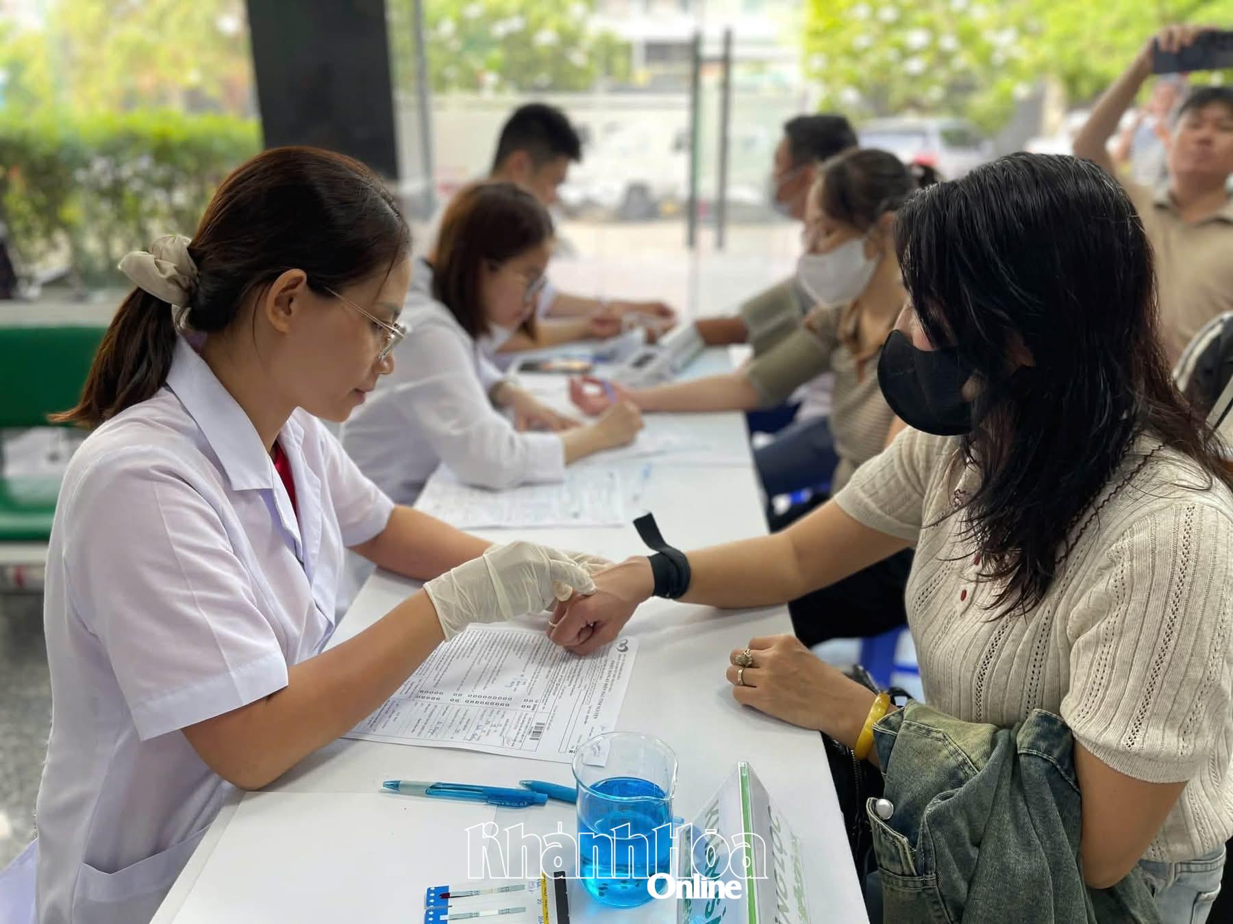 Người tham gia hoeesn máu được kiểm tra sức khoẻ trước khi hiến.