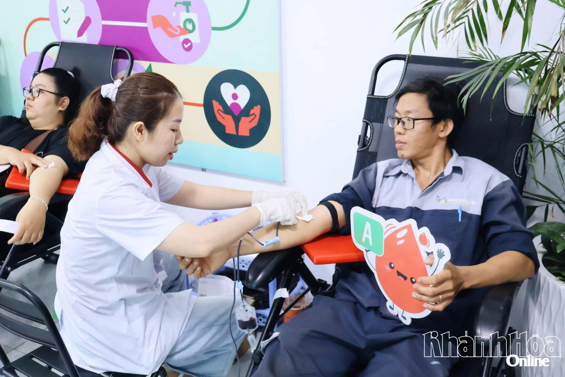Cán bộ y tế, người lao động Bệnh viện Đa khoa Sài Gòn Nha Trang tham gia hiến máu tình nguyện.
