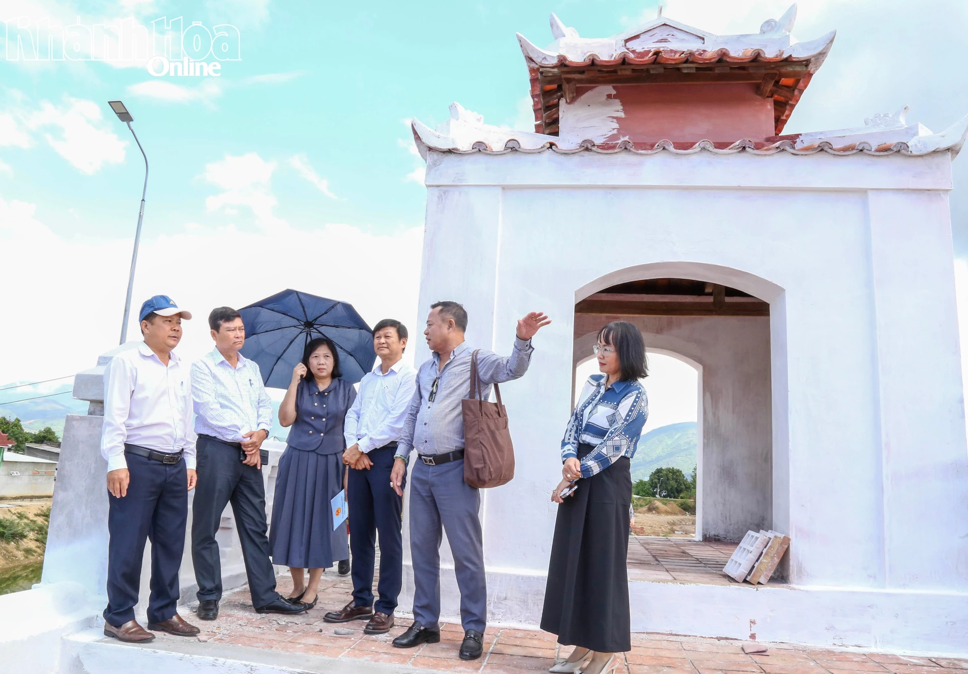 Đoàn Giám sát tiến hành khảo sát tại Dự án tu bổ, tôn tạo di tích Thành cổ Diên Khánh (xã Diên Khánh)