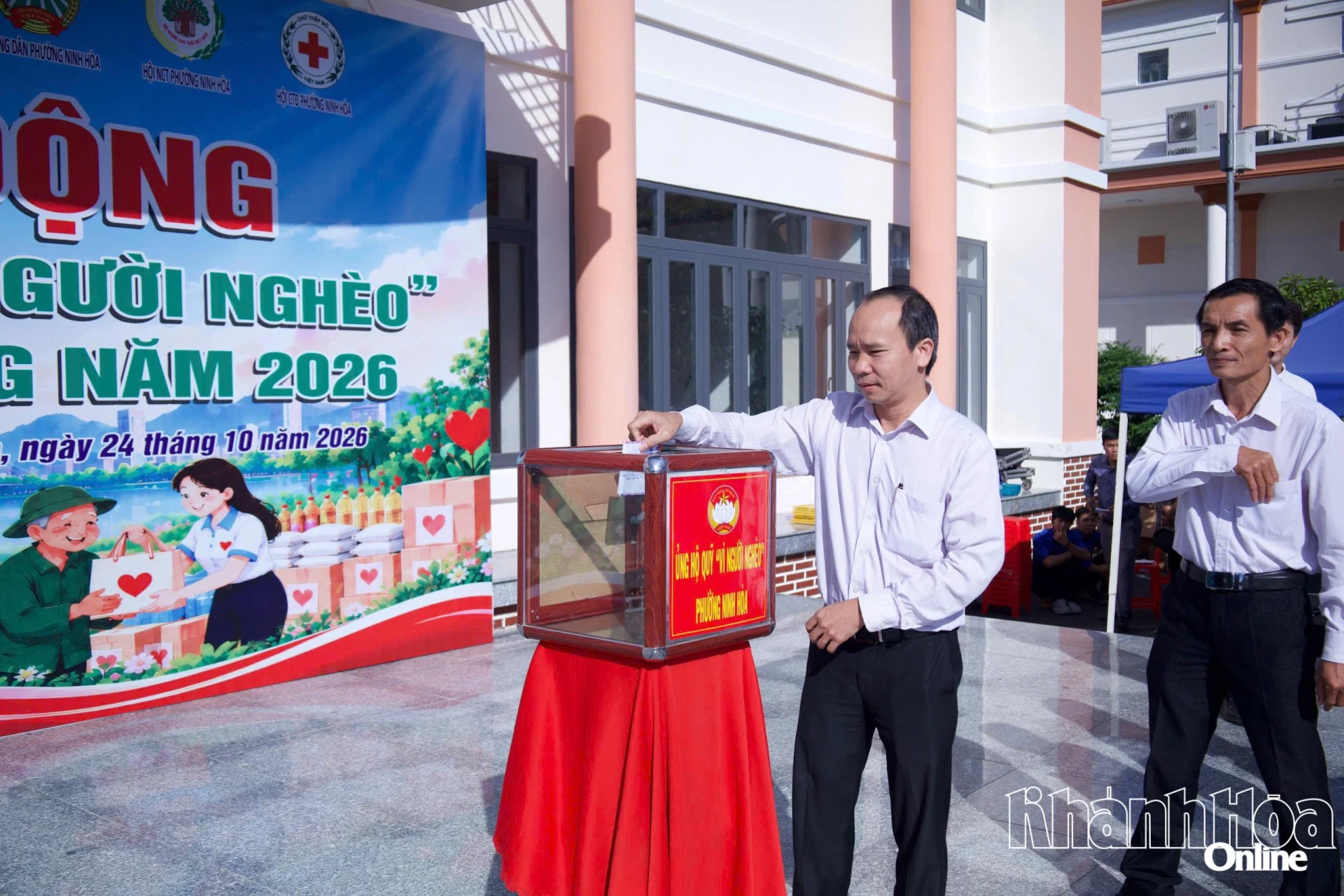 Các cá nhân ủng hộ Quỹ vì người nghèo tại lễ phát động.