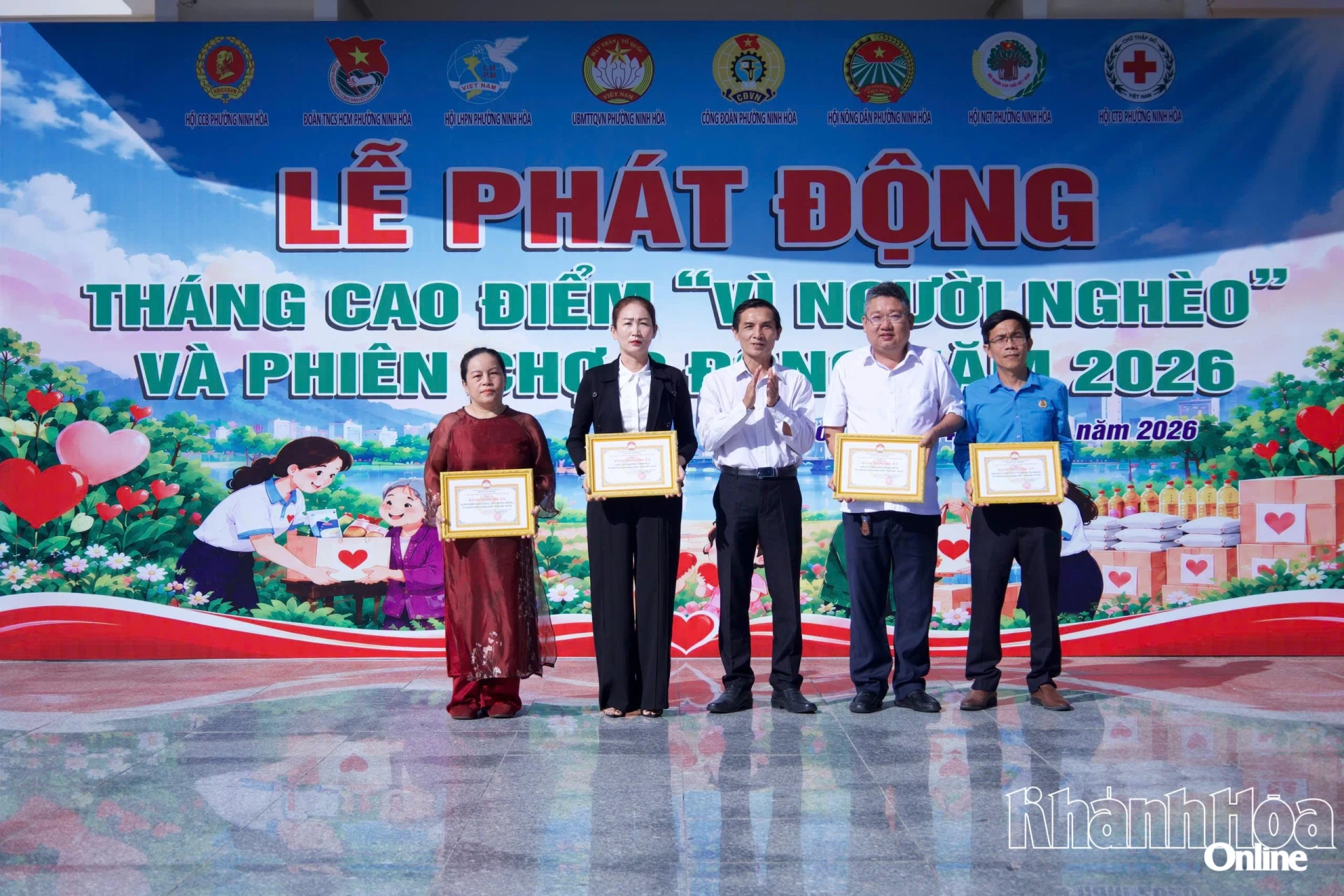 Lãnh đạo địa phương trao tặng bảng tri ân cho các đơn vị, cá nhân có thành tích xuất sắc trong Tháng cao điểm “Vì người nghèo” năm 2026