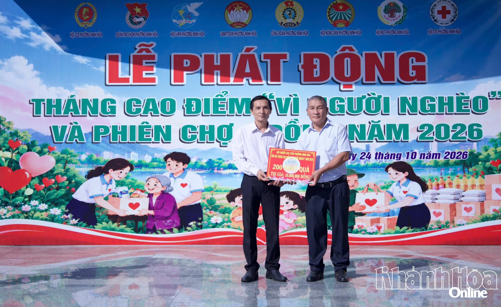 Đại diện Hội người cao tuổi phường Ninh Hòa ủng hộ kinh phí tổ chức Chợ “0 đồng”