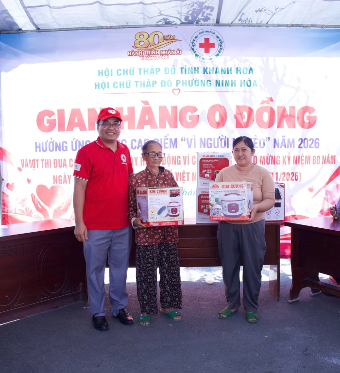 Hội Chữ thập đỏ phường Ninh Hòa trao 210 suất quà cho người nghèo