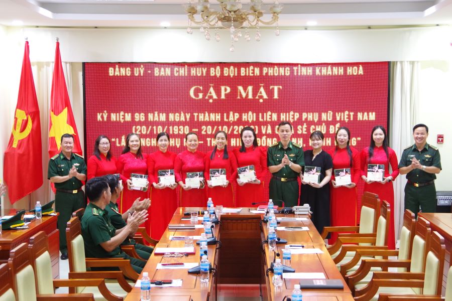 Lãnh đạo Bộ đội Biên phòng tỉnh tặng quà chúc mừng cán bộ, hội viên phụ nữ.