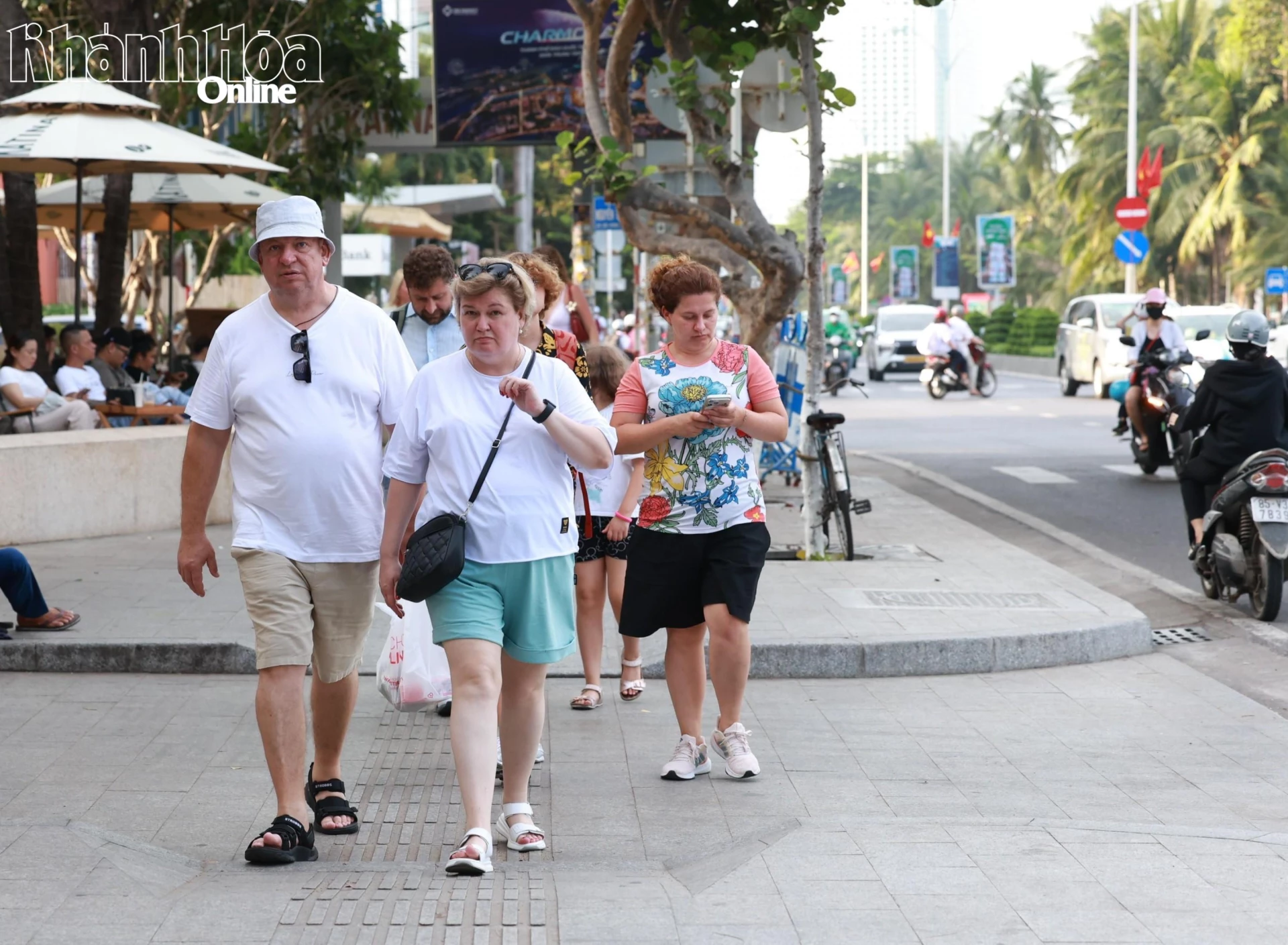 Khách du lịch Nga dạo phố Nha Trang. Ảnh: X.THÀNH
