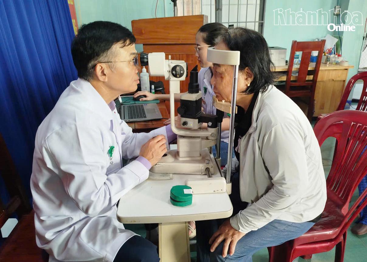 Bác sĩ khám mắt cho người cao tuổi xã Vạn Ninh.