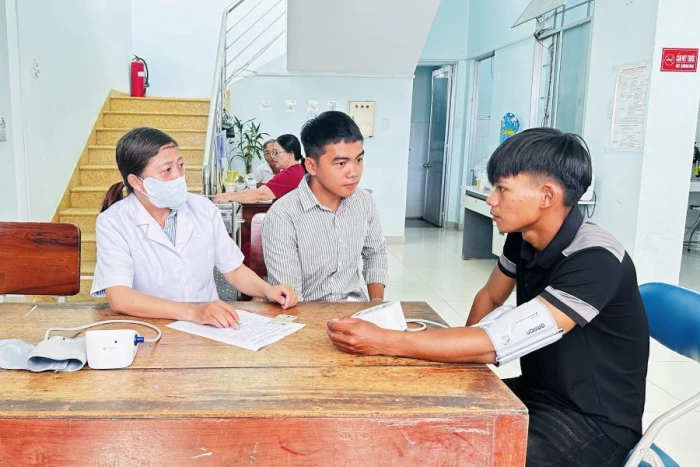 Xã Khánh Sơn khám sơ tuyển sức khỏe cho 136 công dân