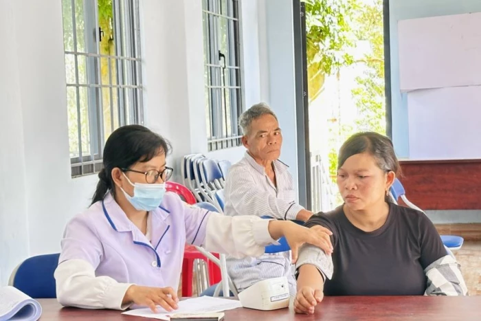 Xã Khánh Sơn phối hợp tổ chức khám sức khỏe miễn phí đợt 2