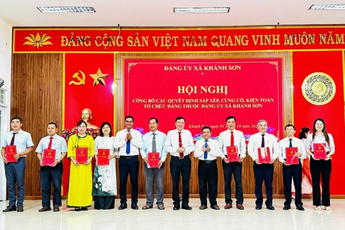 Đảng ủy xã Khánh Sơn công bố các quyết định sắp xếp, kiện toàn tổ chức đảng trực thuộc