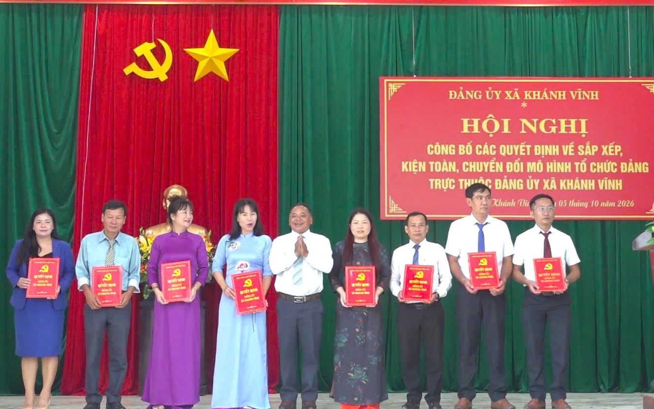 Lãnh đạo xã trao quyết định thành lập mới các chi bộ trực thuộc. Ảnh: PHÙNG QUỲNH.

