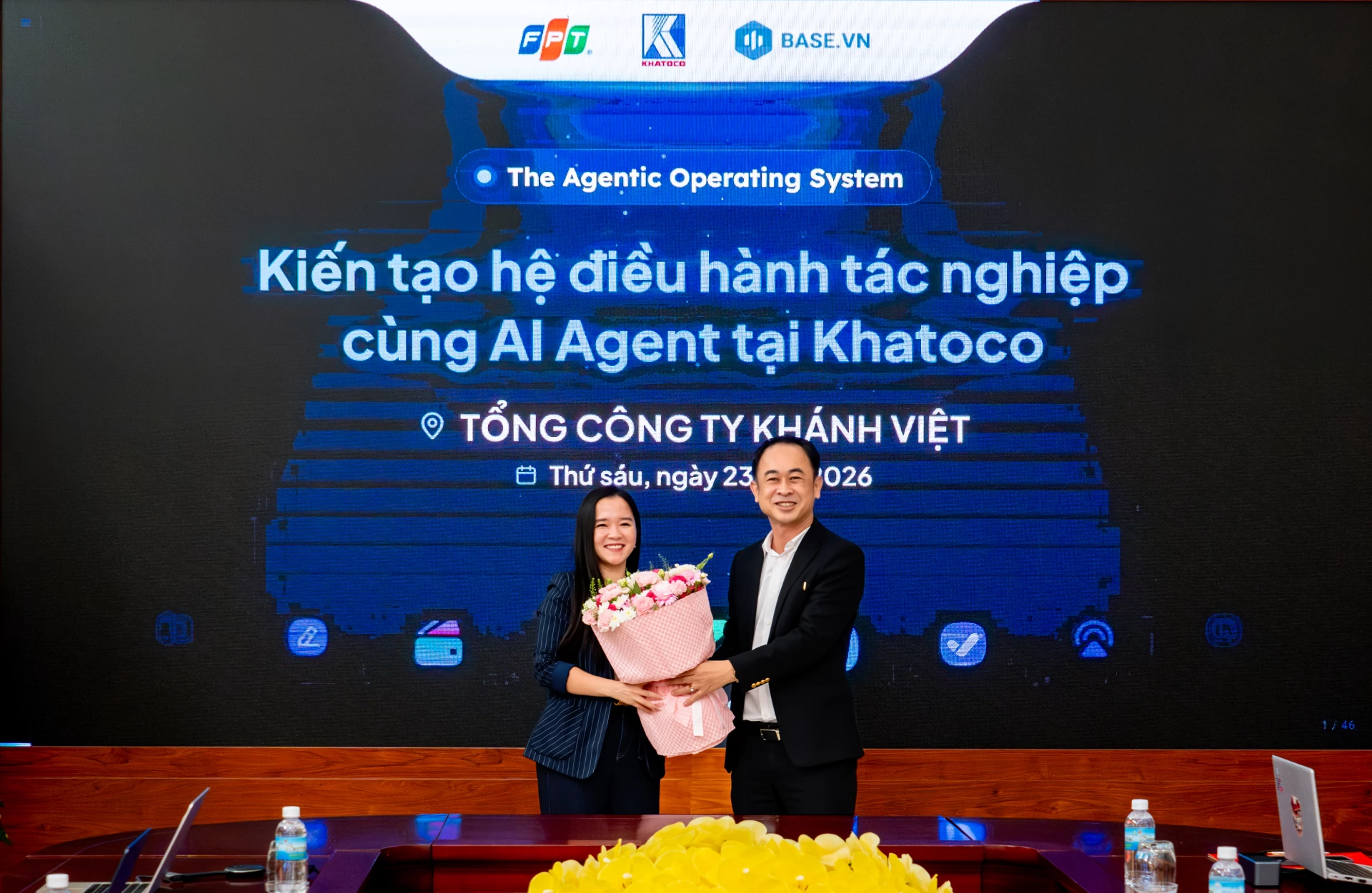 Ông Trần Minh Quang, Thành viên Hội đồng thành viên, Tổng giám đốc Tổng công ty Khánh Việt, tặng hoa bà Nguyễn Kim Cúc, Giám đốc Tư vấn chuyển đổi số khu vực phía Bắc và phía Nam của Base.vn.