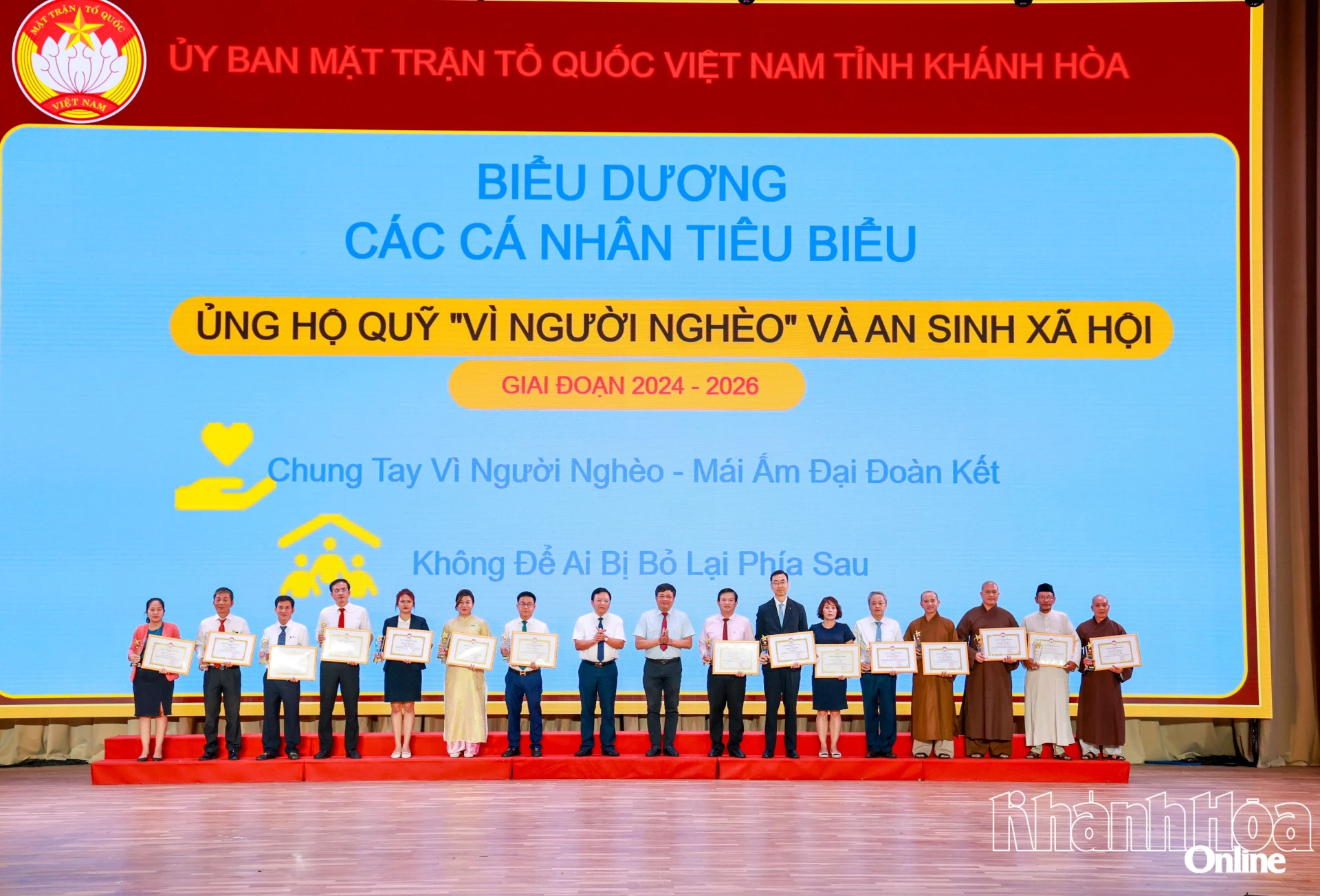 Lãnh đạo tỉnh trao bằng khen cho các cá nhân tiêu biểu trong công tác an sinh xã hội giai đoạn 2024 - 2026.