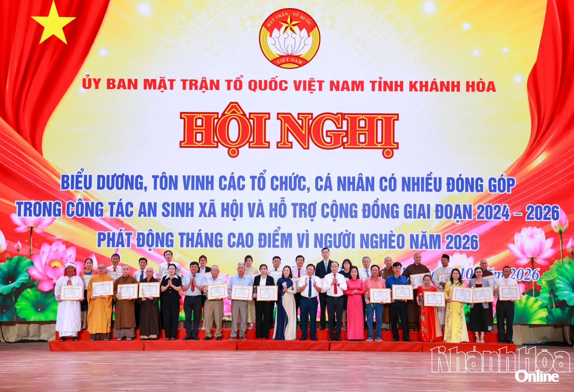 Lãnh đạo tỉnh trao bằng khen cho các cá nhân tiêu biểu trong công tác an sinh xã hội giai đoạn 2024 - 2026.