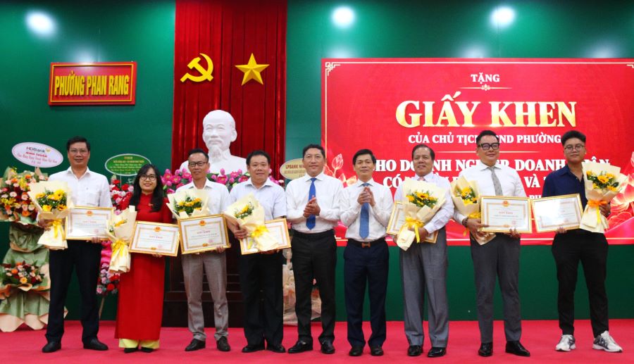 Lãnh đạo phường khen thưởng cho các doanh nghiệp đã có nhiều đóng góp tích cực và tài trợ cho các hoạt động của địa phương năm 2026.
